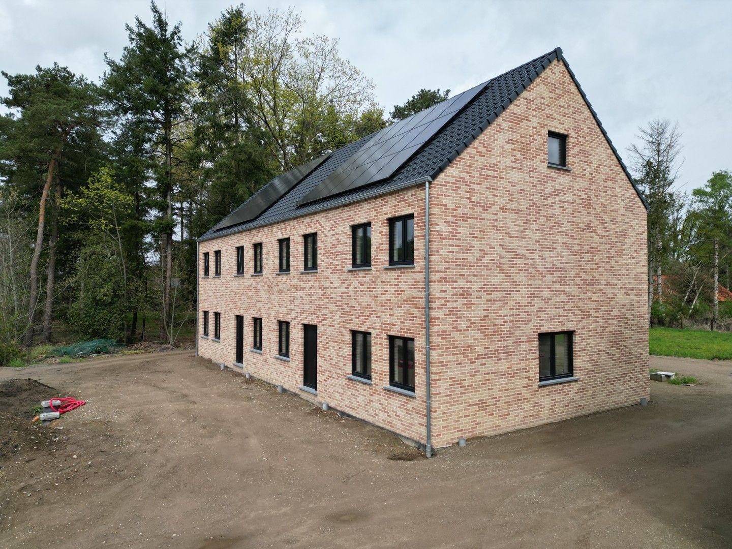 HOB NIEUWBOUWWONING TE ZUTENDAAL MET 4 SLPKS - TE HUUR foto {{pictureIndex}}