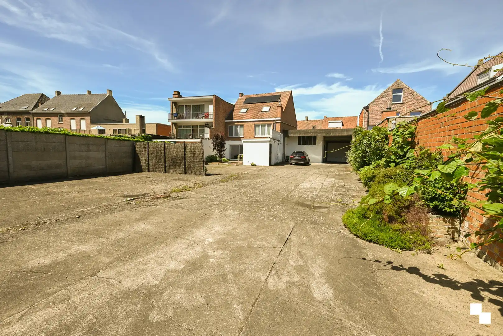 Ruime gezinswoning met vier slaapkamers, garages en extra naastliggend perceel foto 37
