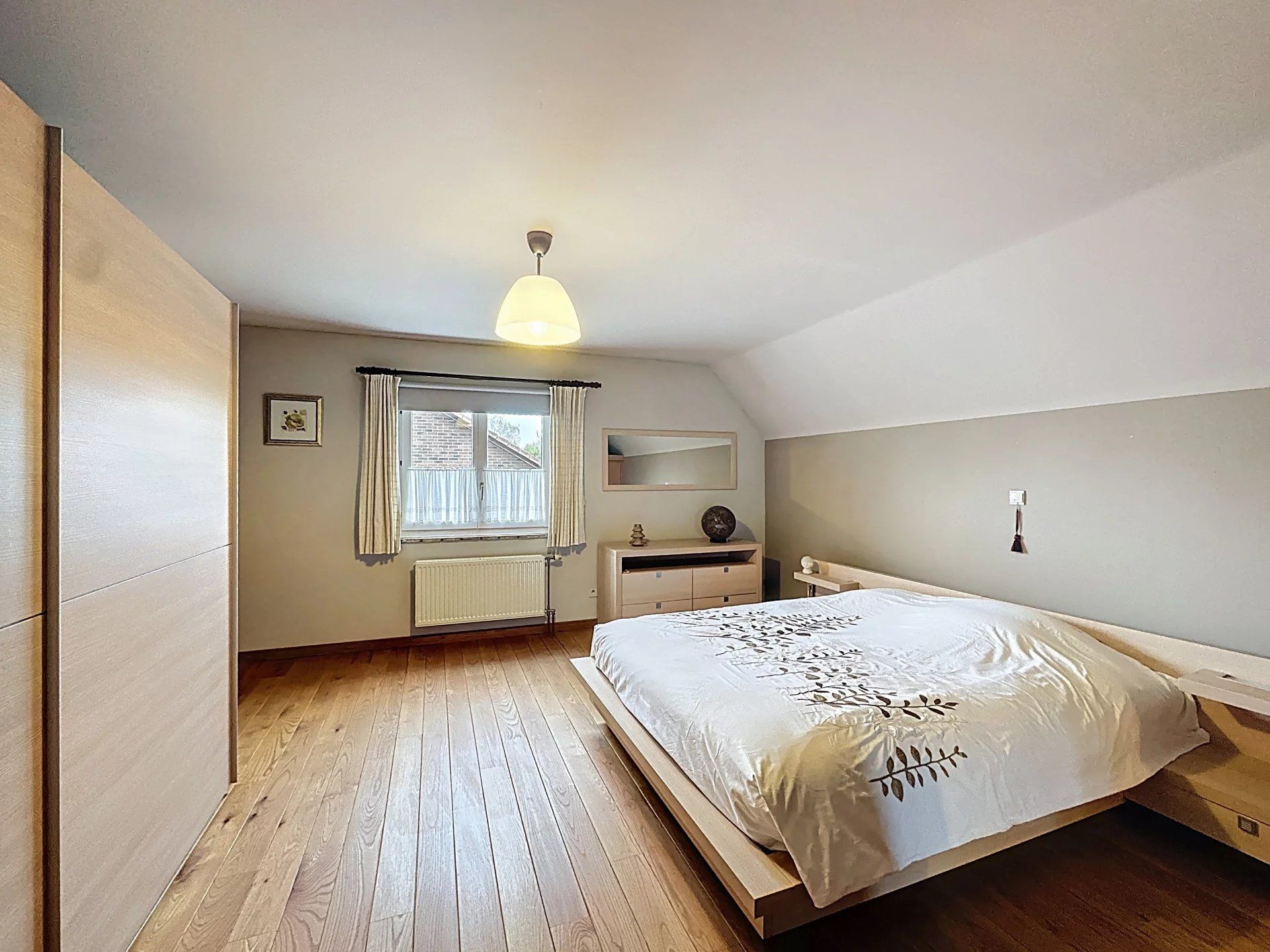 Zeer verzorgde landelijke woning op prachtig perceel met 3 slaapkamers en 2 badkamers. foto 20