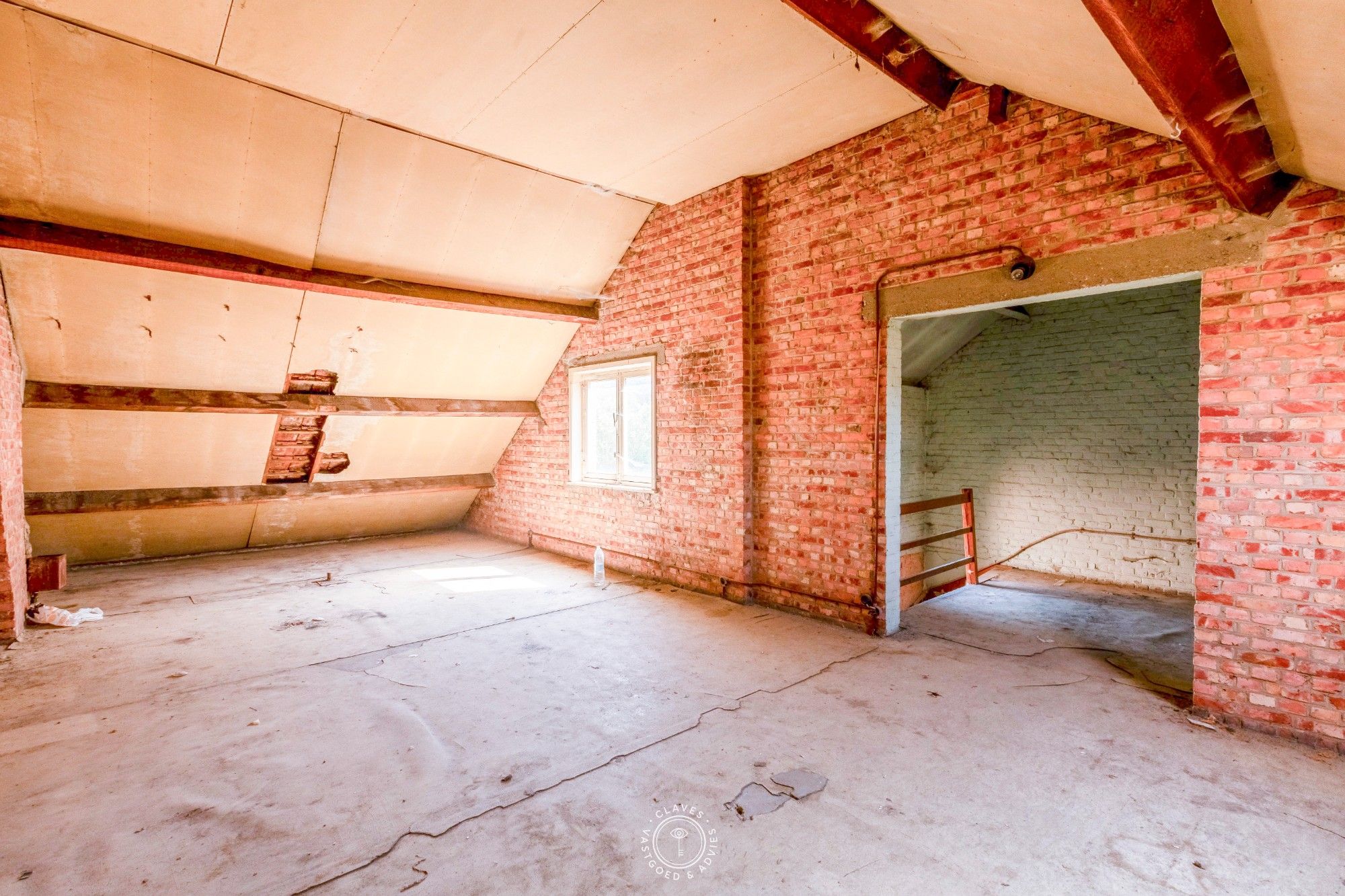 Enorm ruim handelshuis met magazijn op een groot perceel en garages achteraan. foto 24