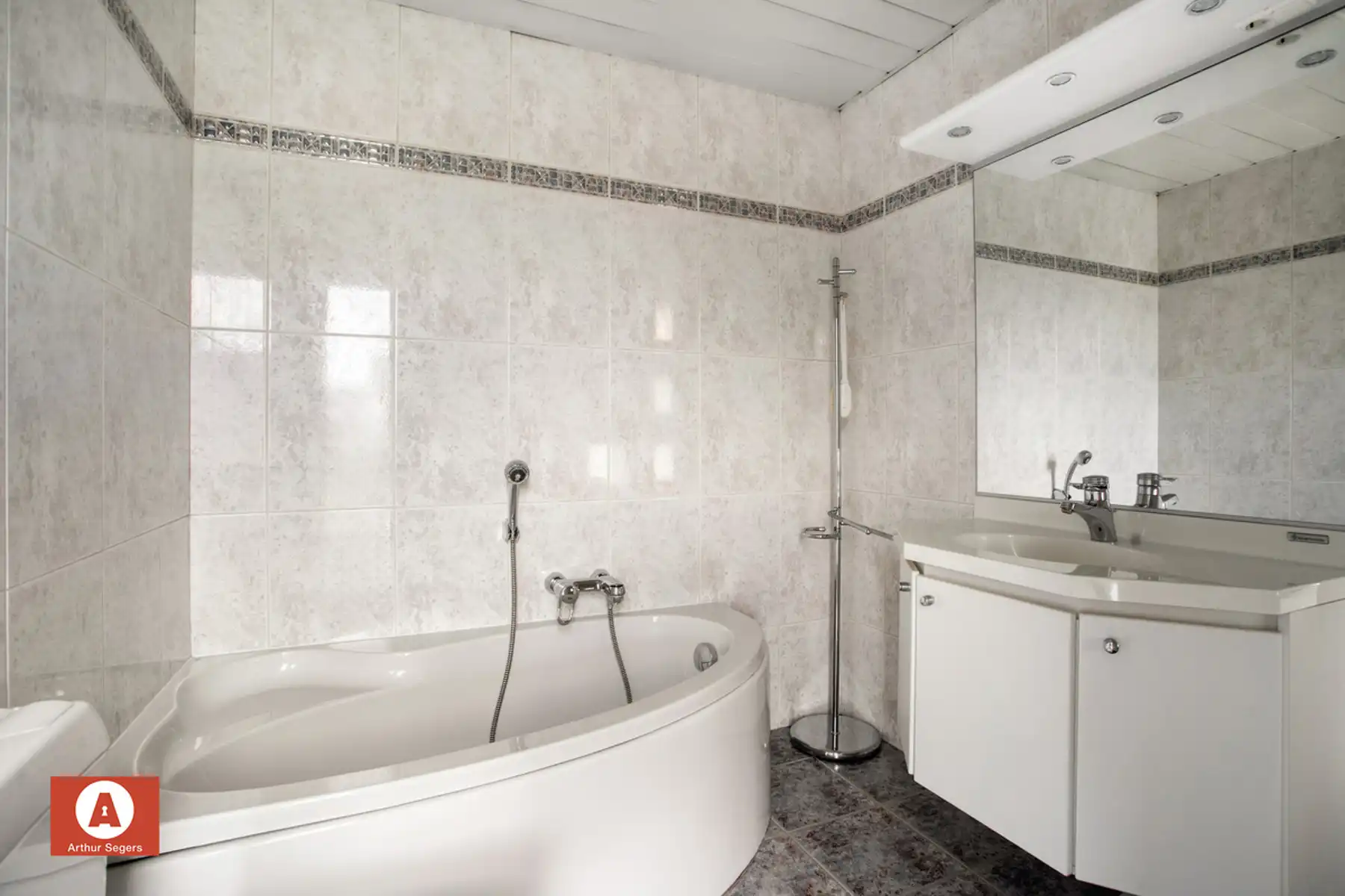 Op te frissen woning in hartje Londerzeel foto 24