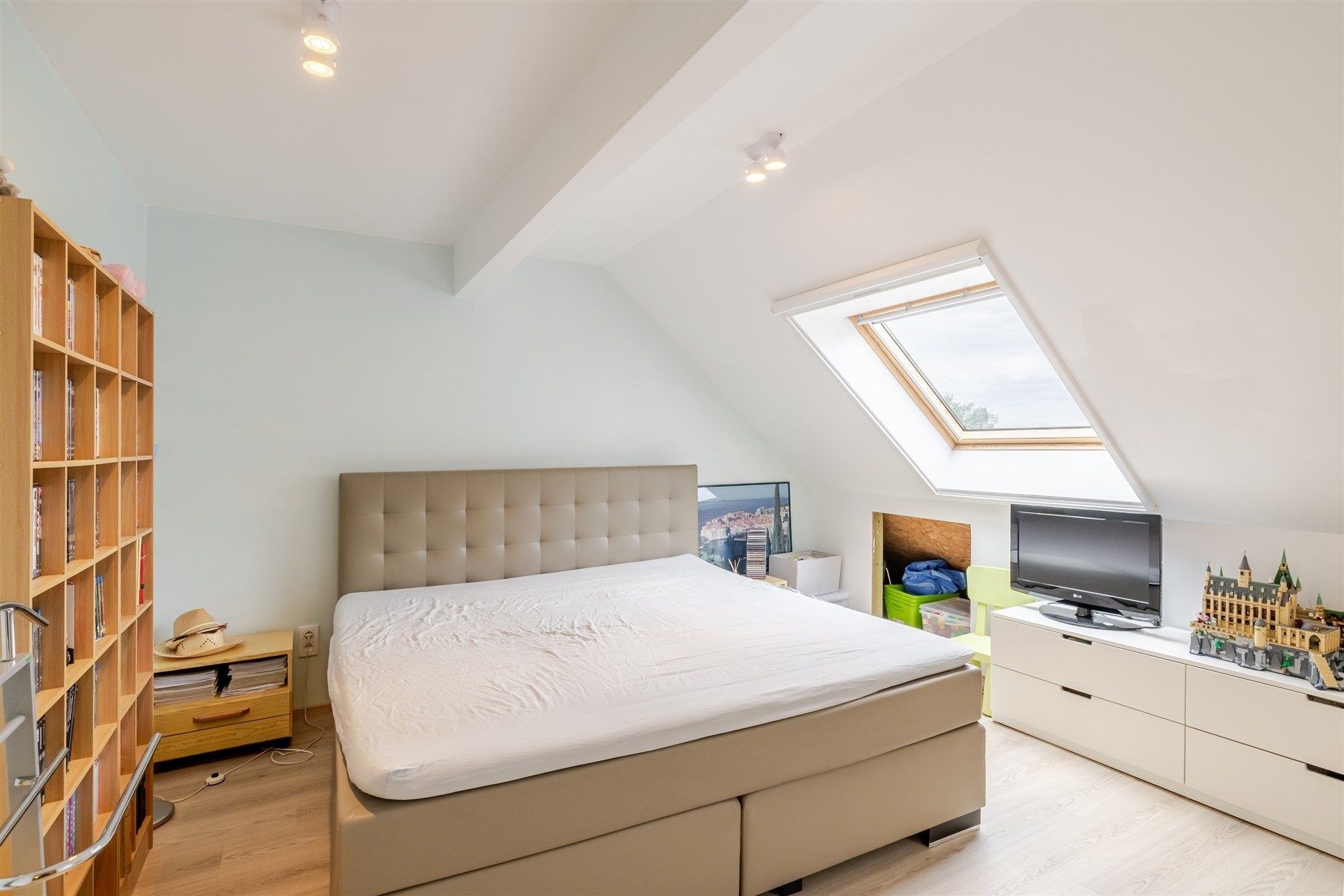 Bemeubelde ruime energiezuinige woning met grote tuin. foto 24
