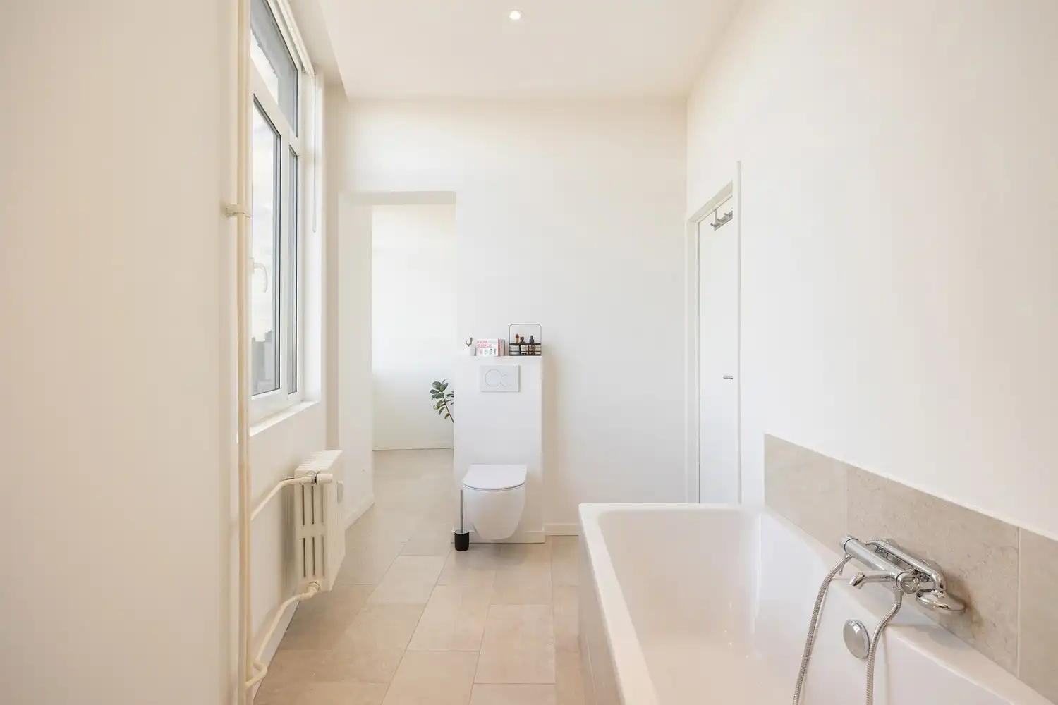 Vernieuwd ruim 2-slpk appartement met panoramisch zicht foto 12