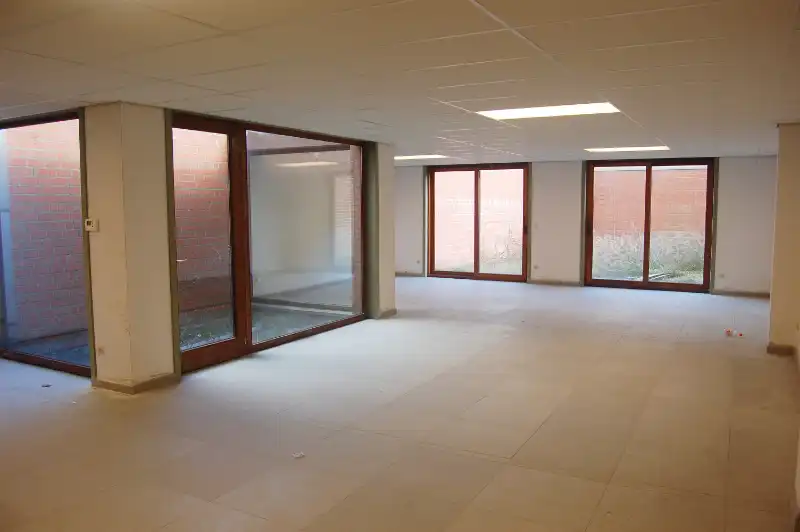 Ruim en centraal gelegen handelspand te koop foto 3