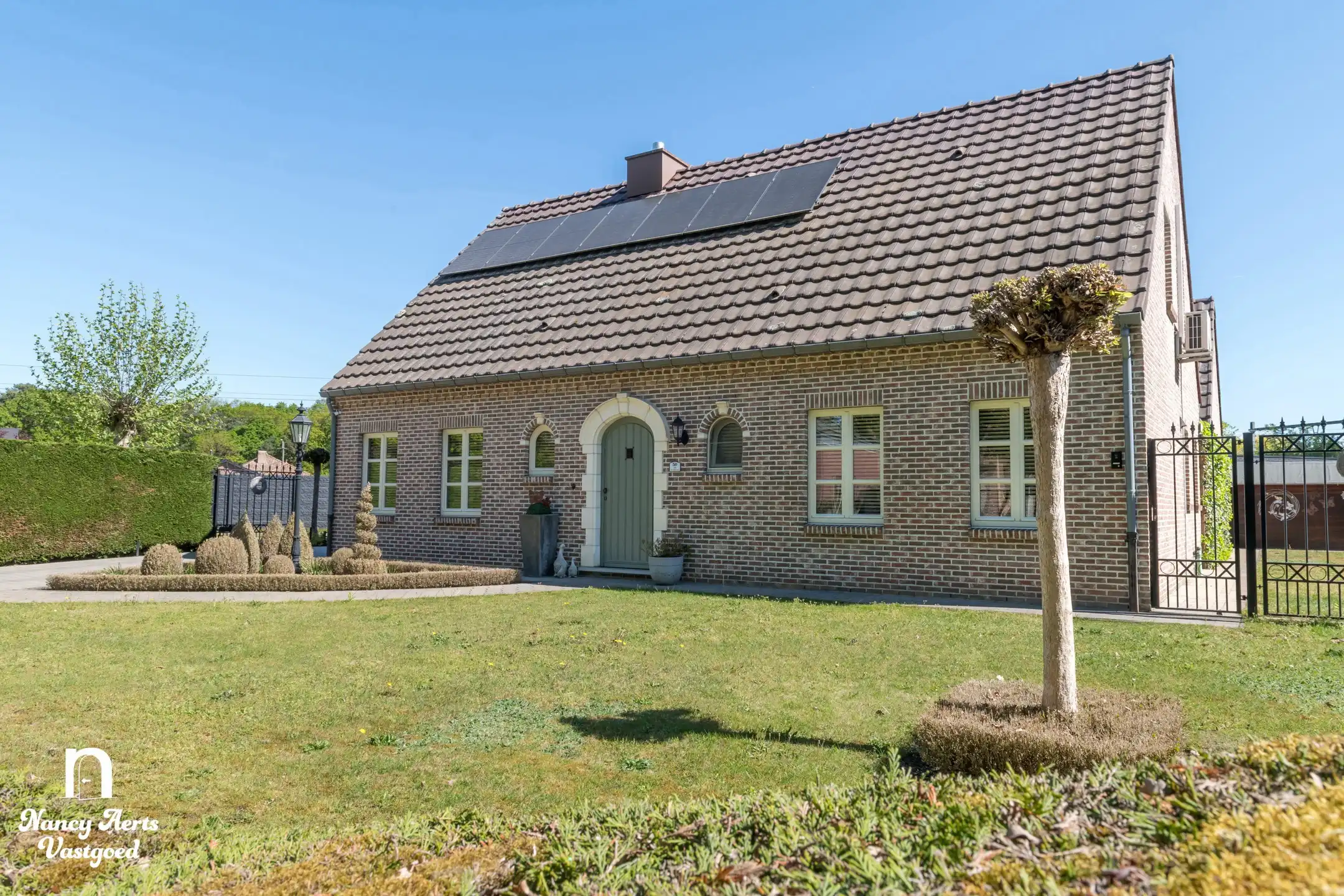 Karaktervolle, instapklare woning met extra woonmogelijkheid foto {{pictureIndex}}