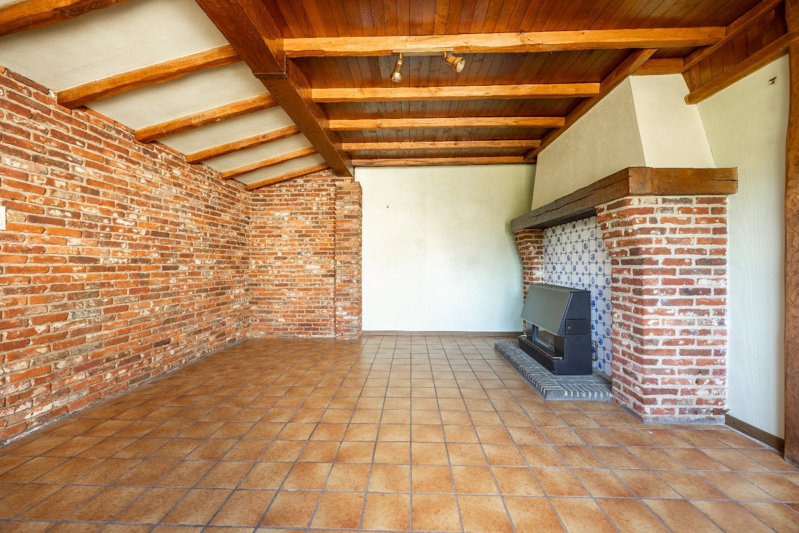 Te renoveren woning met uitweg en garage  foto 8