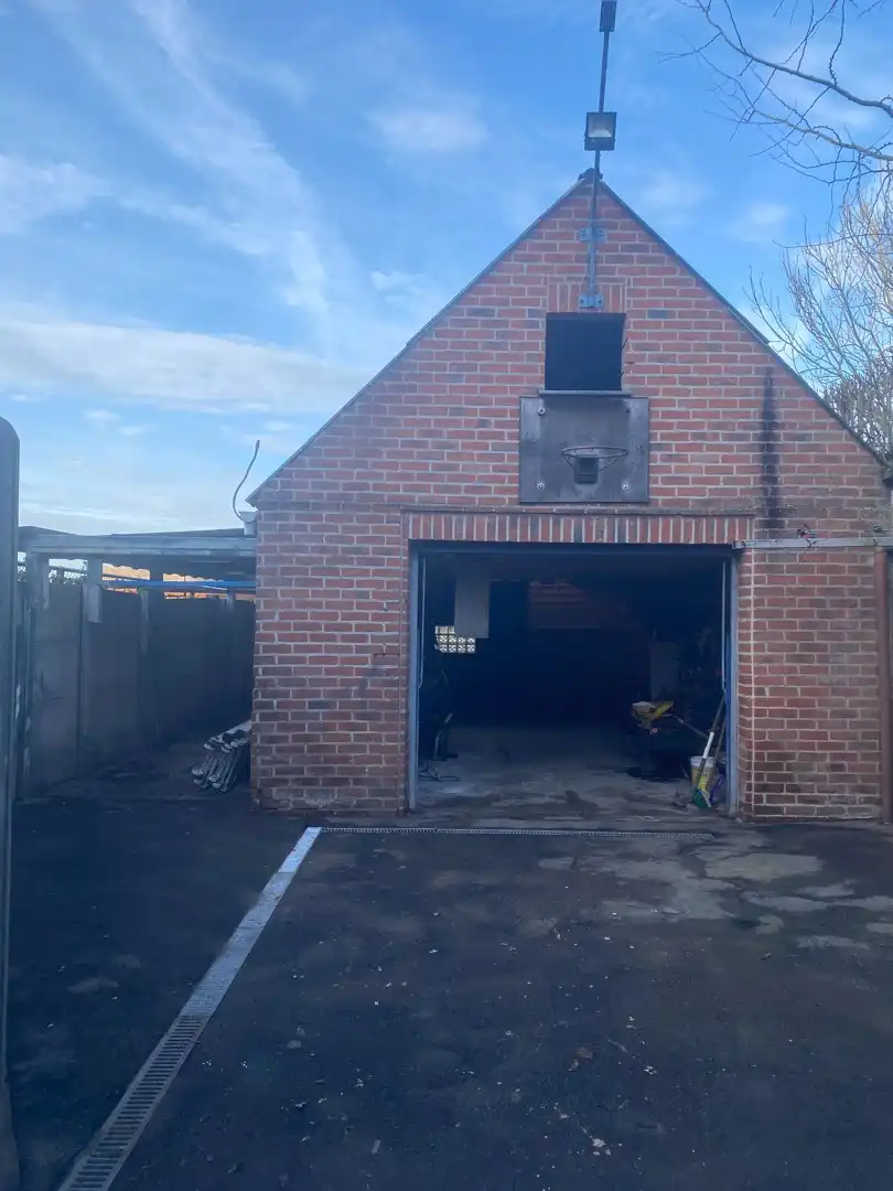 Centraal gelegen te renoveren woning met ruime garage en achterliggende tuin foto 11