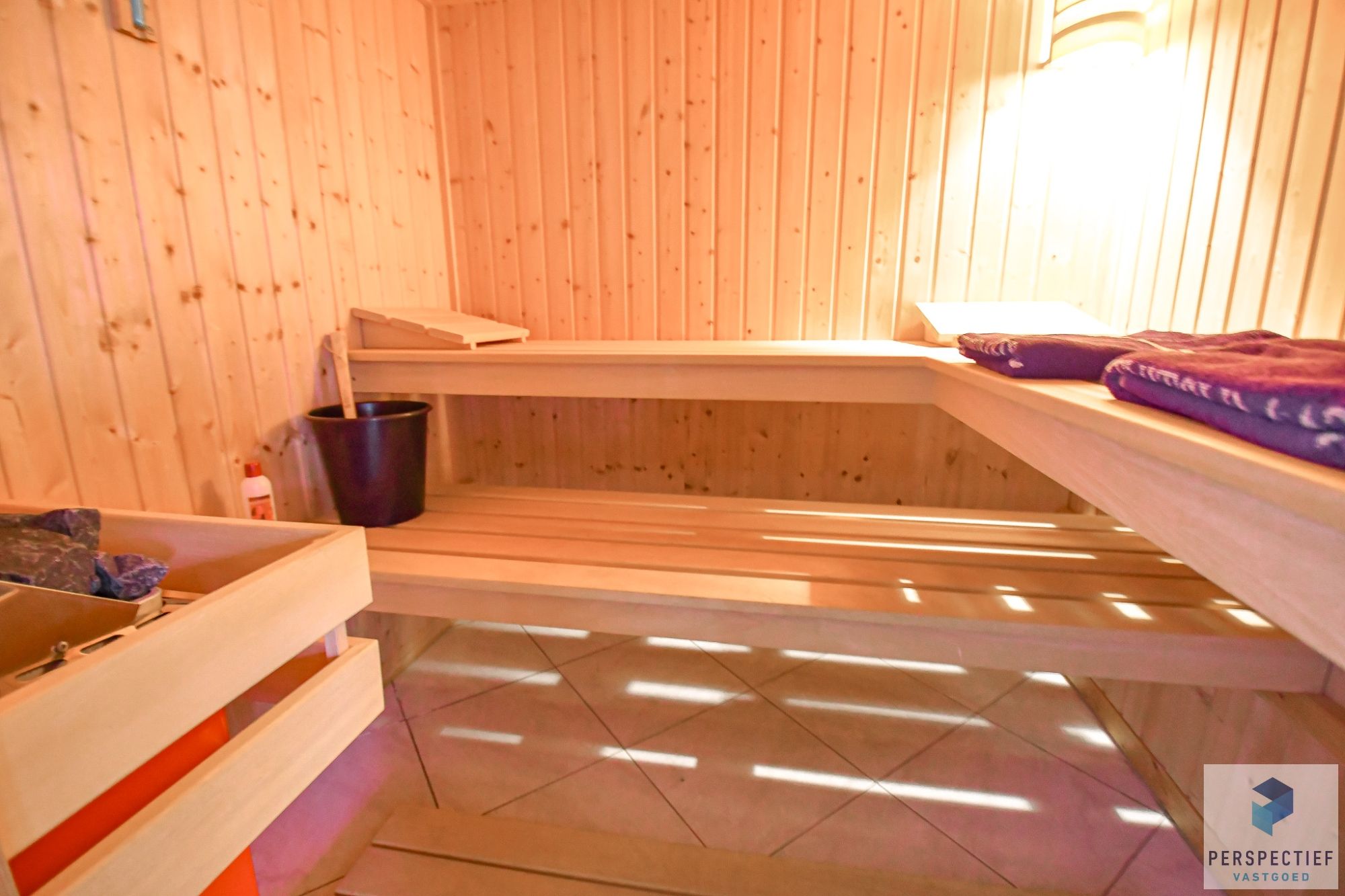 Statige ruime villa met loods en ingerichte studio in een rustige omgeving foto 18