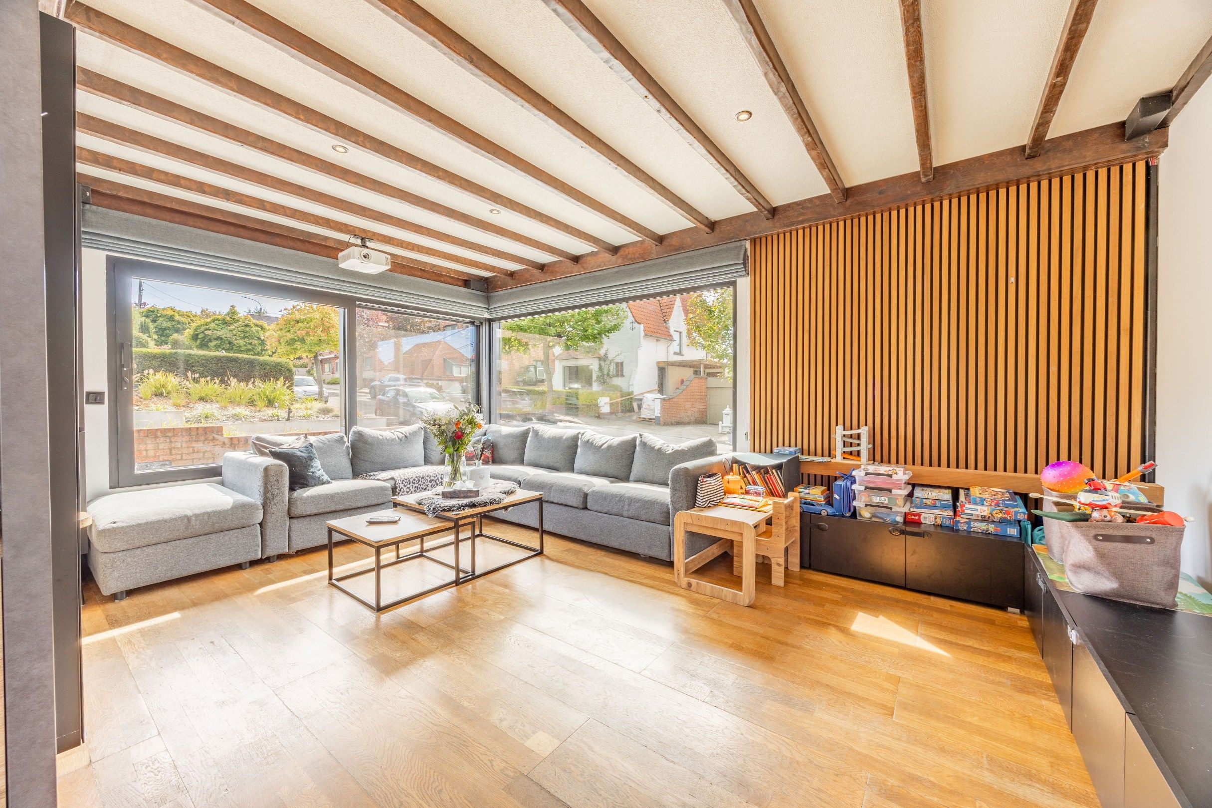 ALLEENSTAANDE GELIJKVLOERSE WONING MET MAGAZIJN EN COMMERCIELE RUIMTE foto 8