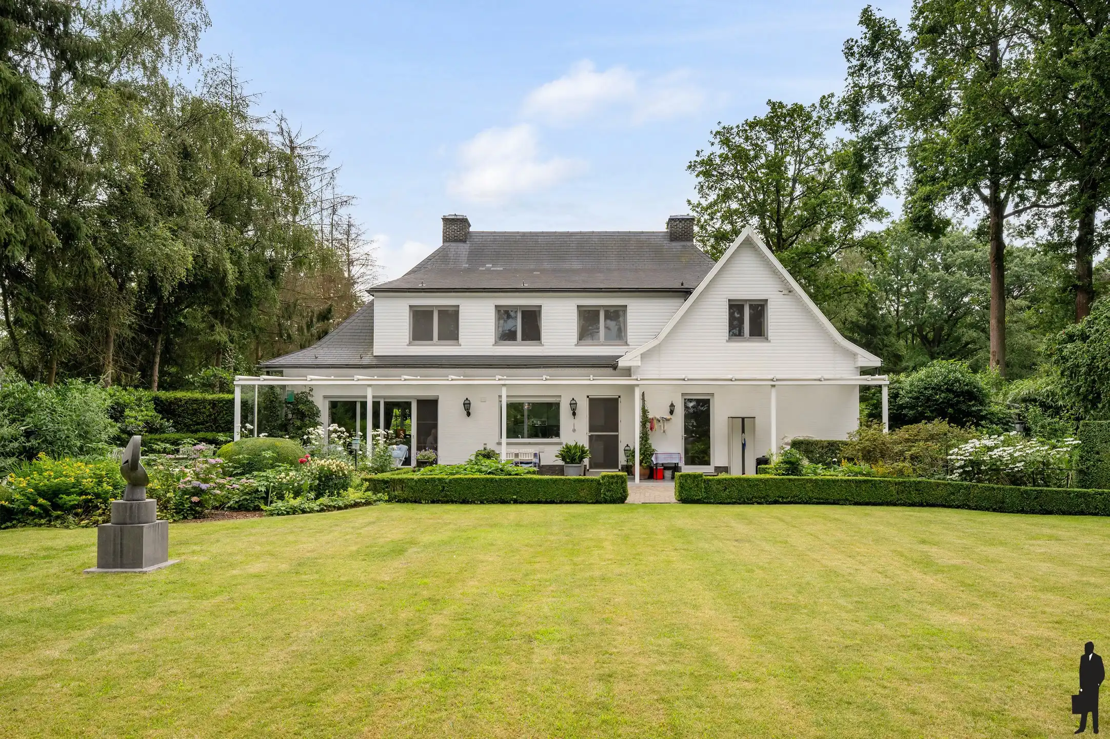 Statige villa op prachtig aangelegd perceel van ca. 2.700 m² met 4 slaapkamers en inpandige garage foto 33