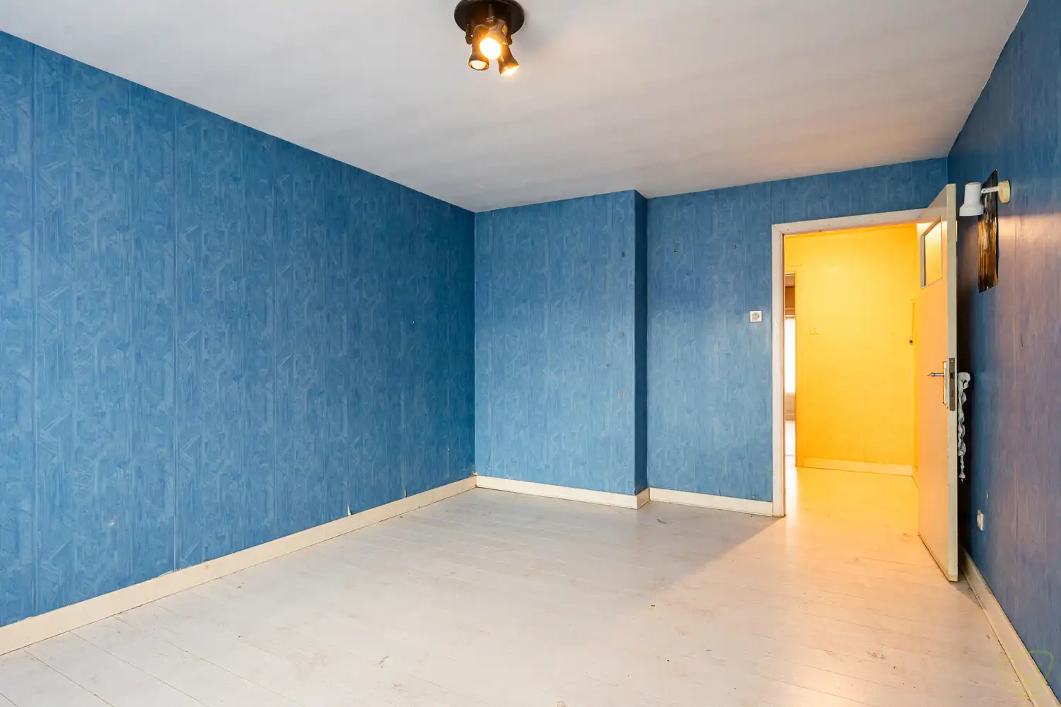 Ruime gezinswoning te koop in Eeklo met 3 slaapkamers met een ruime loods achteraan, die perfect voor een combinatie van comfortabel wonen en werken kan zijn. foto 13