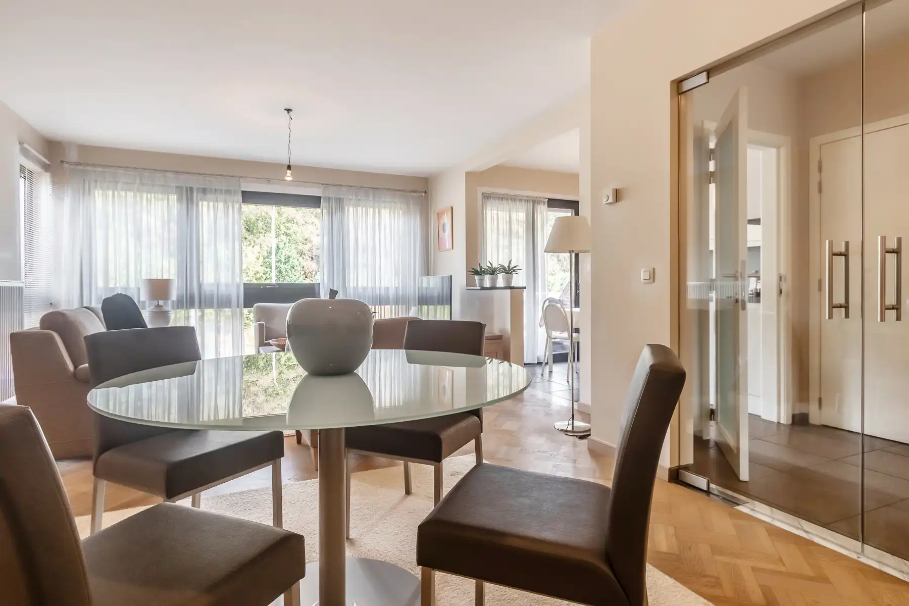 Lichtrijk appartement met autostaanplaats en prachtig zicht foto 4