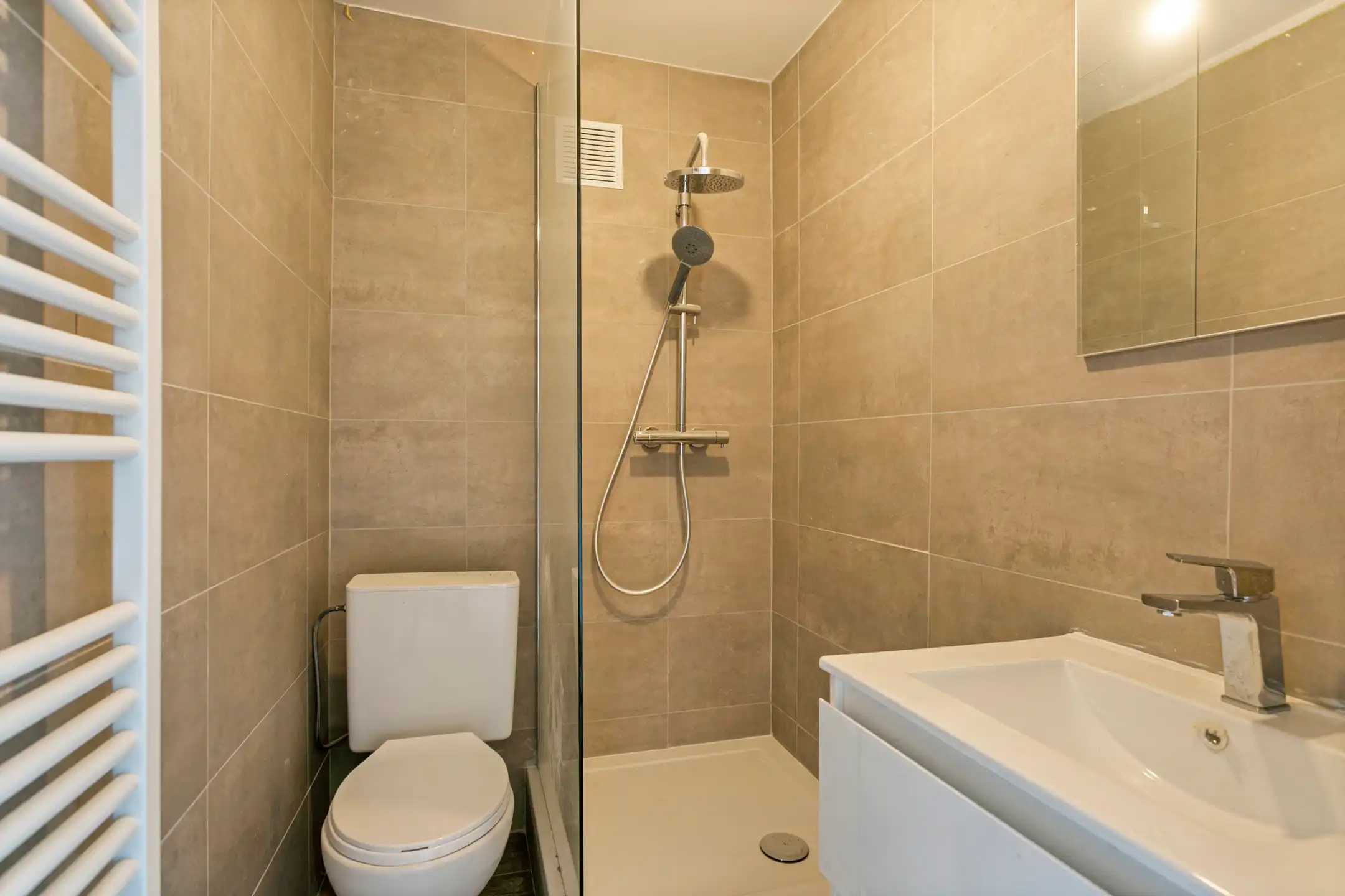 Volledig vernieuwd appartement in hartje Leopoldsburg foto 5