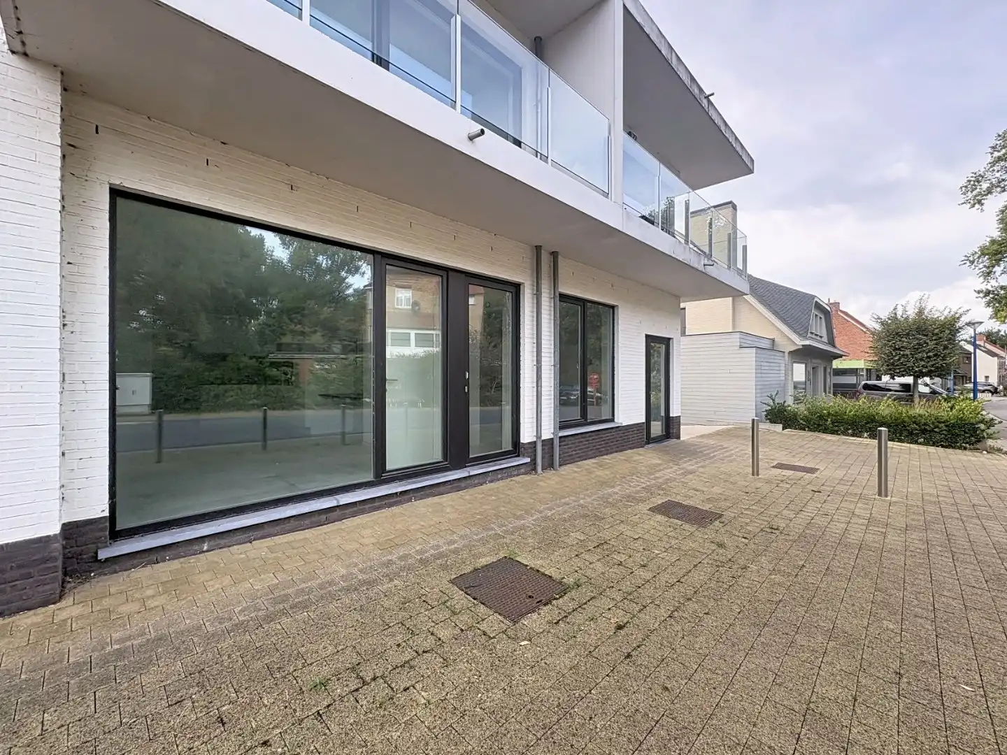 Handelspand met 1 slaapkamerappartement en garage foto 17