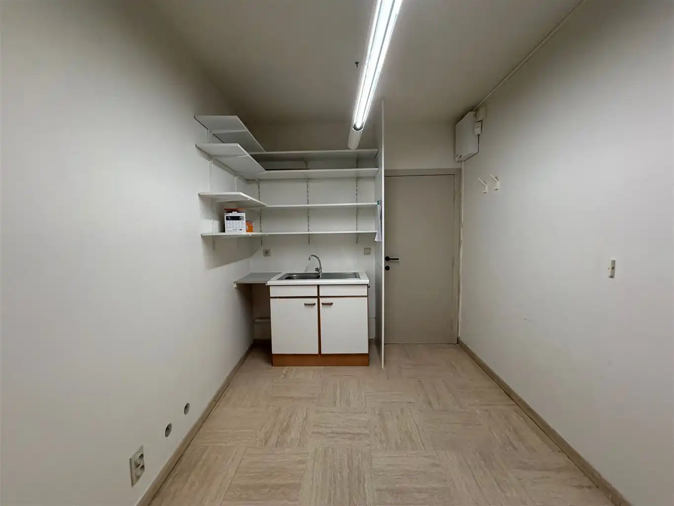 Instapklare kantoorruimte of praktijkruimte. Reeds voorzien van burelen en verlichtingsarmaturen vlakbij de Markt en de Hepperpoort. foto 12