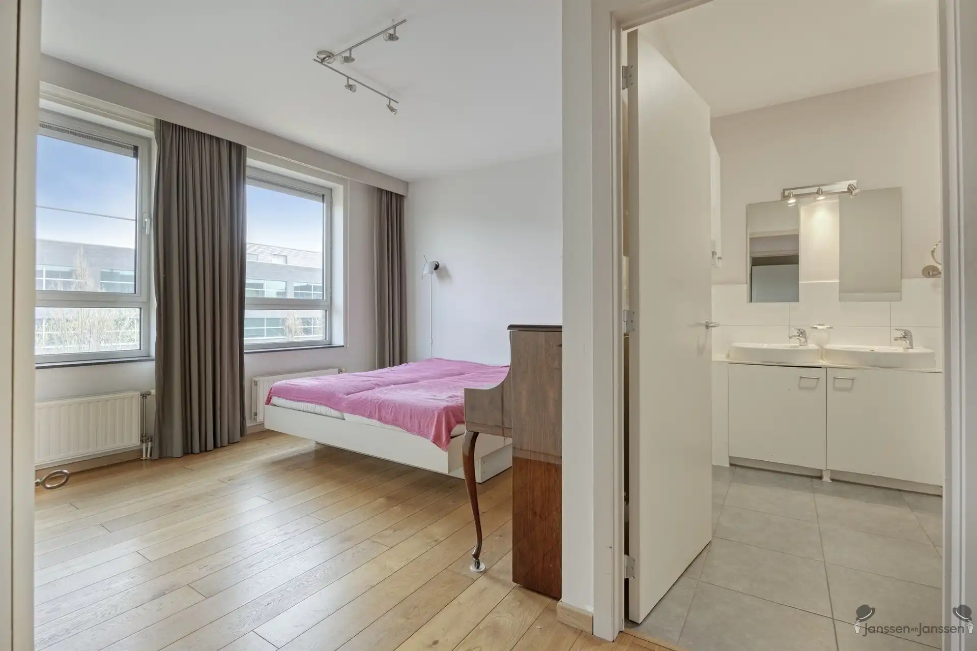 Ruim appartement met 3 slpk's, terras en 2 ondergrondse staanplaatsen foto 9