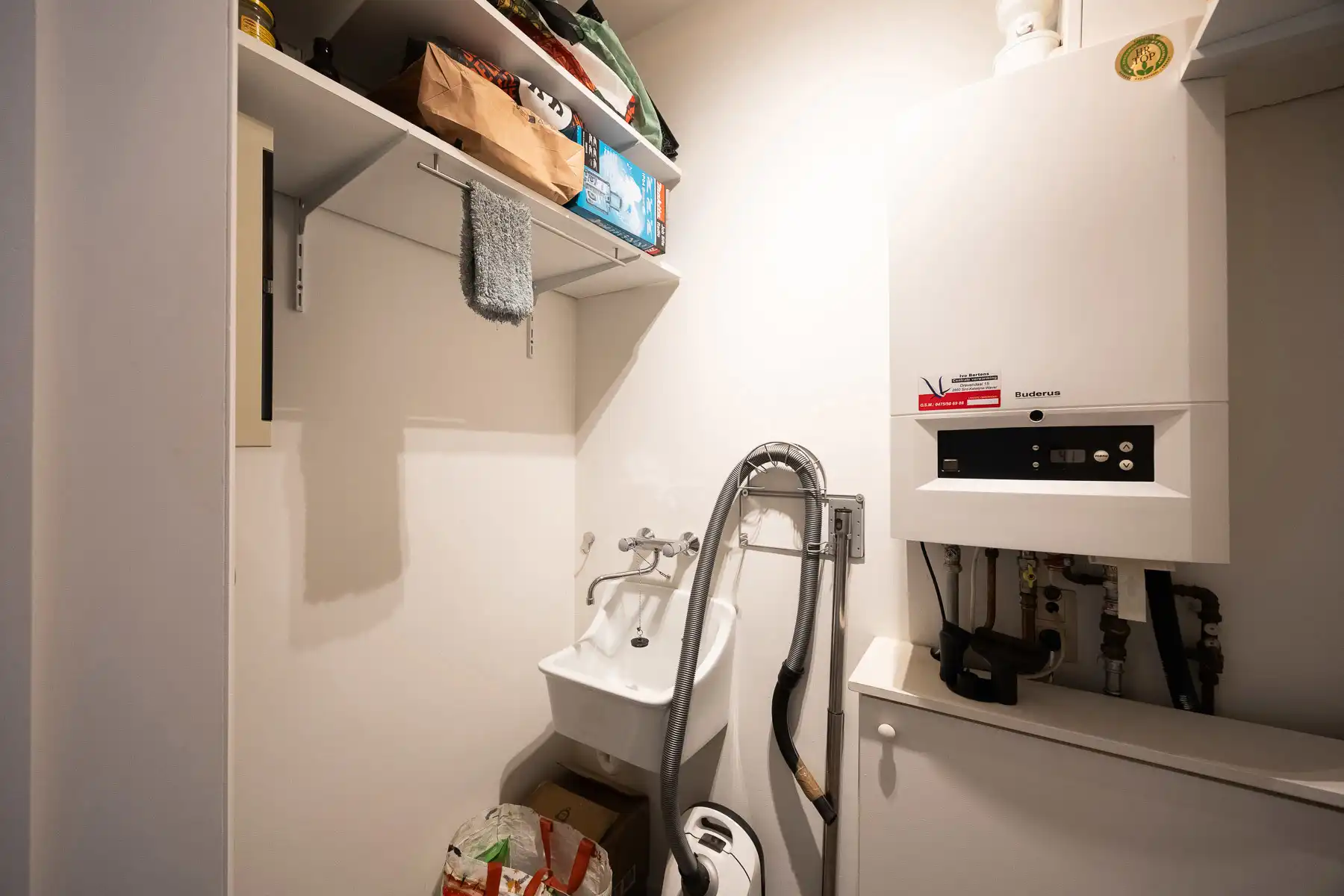 Instapklaar gelijkvloers appartement met tuin en carport foto 17