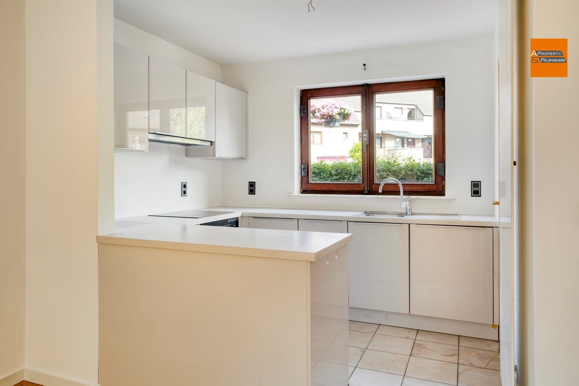 2 slaapkamers appartement met grote tuin foto 8