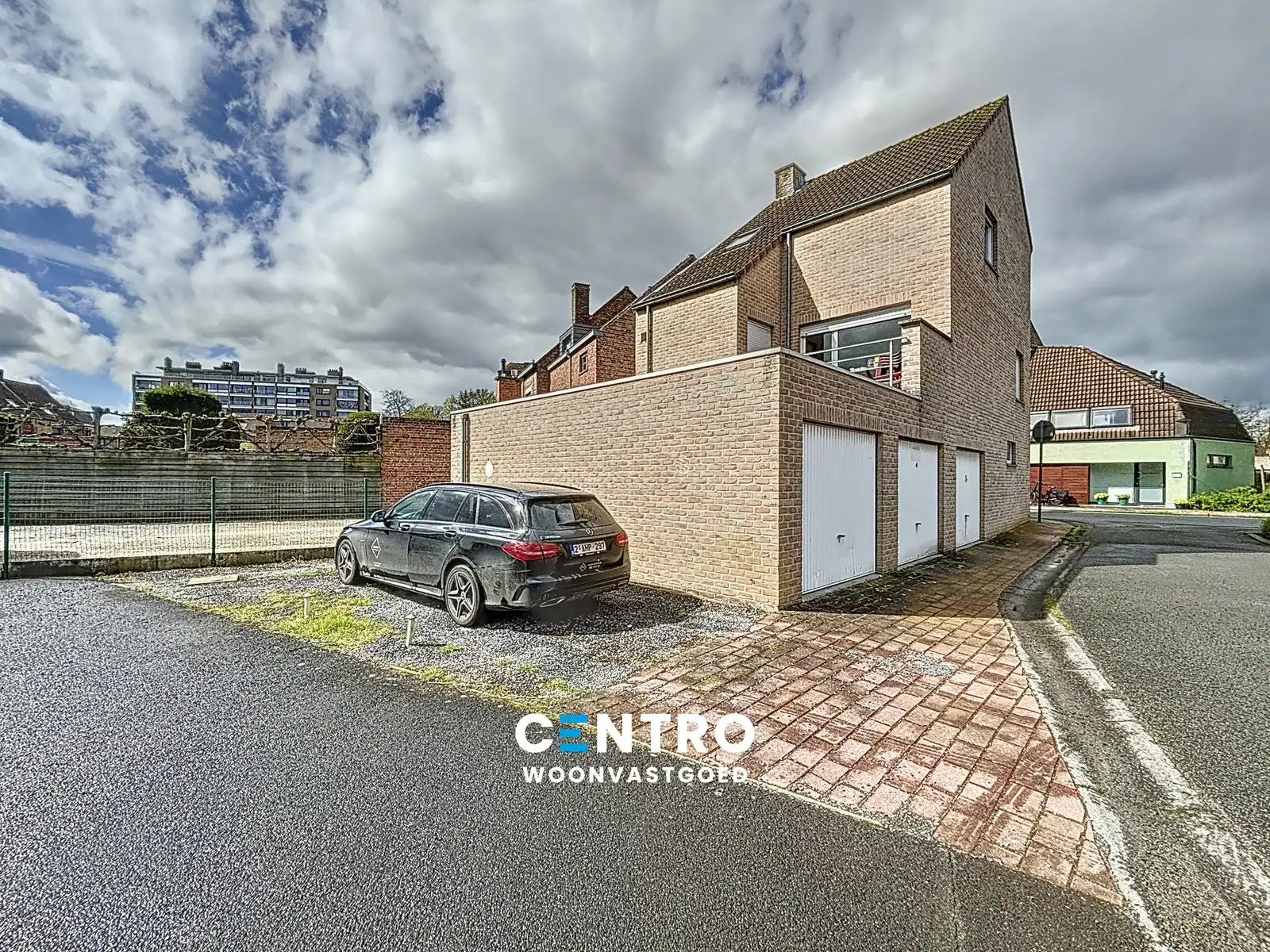 Hoofdfoto van de publicatie: Woning met 4 garages, autostaanplaats en terras te Assebroek