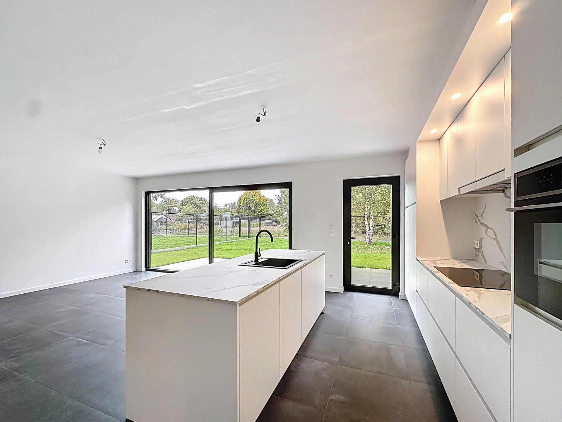 Moderne BEN-woning met 3 slaapkamers en een inpandige garage op een mooi perceel. foto 9