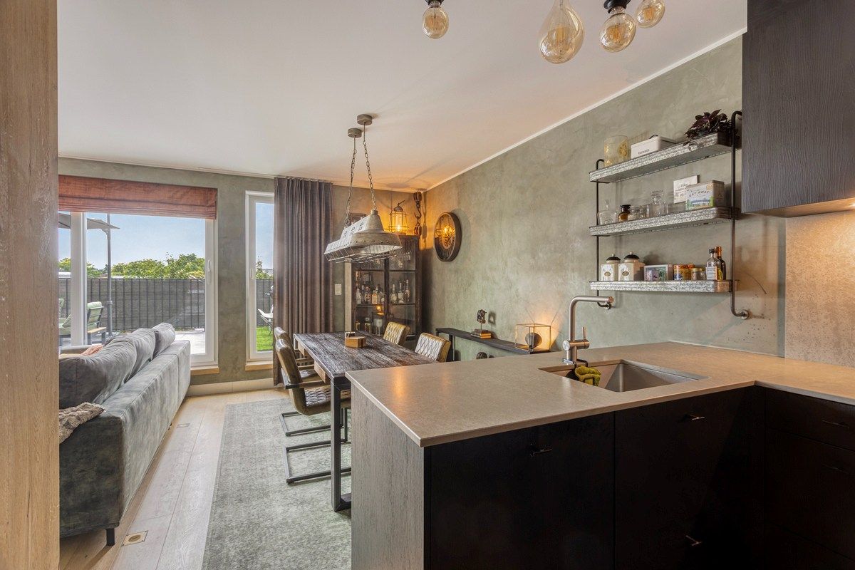 Knap ingericht éénslaapkamerappartement met groot ZW terras. foto 6