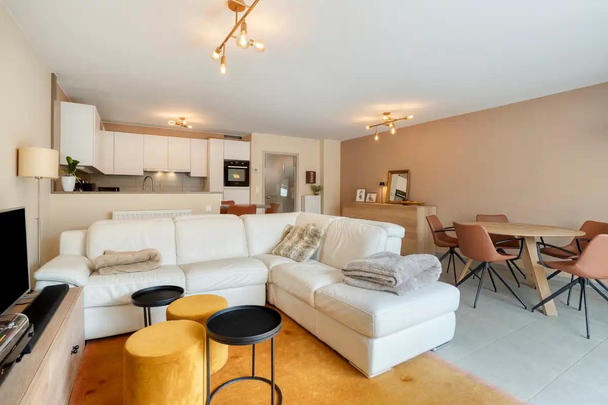 Hedendaagse woning met patioterras foto 8