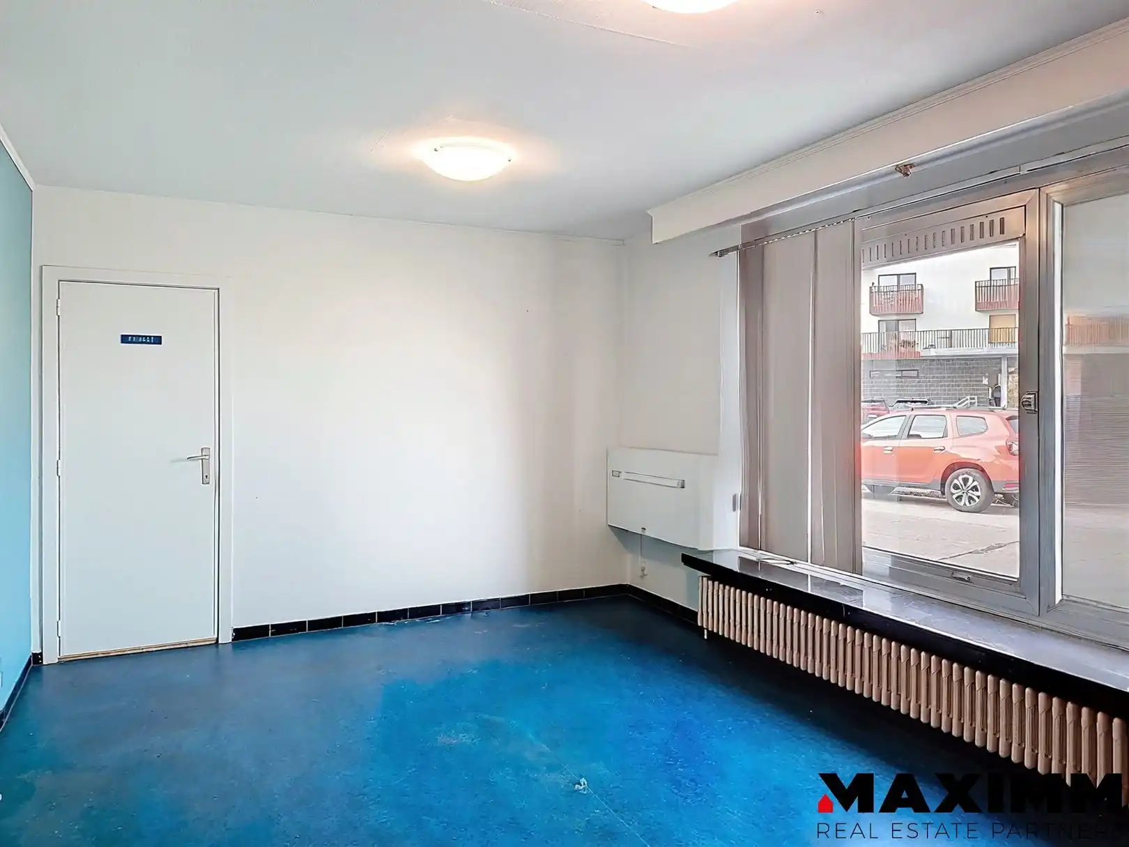 Commercieel gelegen hoekpand met parkingplein voor de deur foto 16