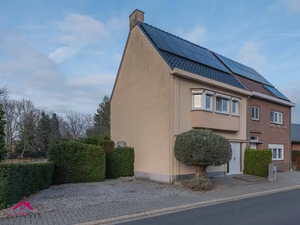 Gezellige en instapklare, half vrijstaande woning met veranda foto 3