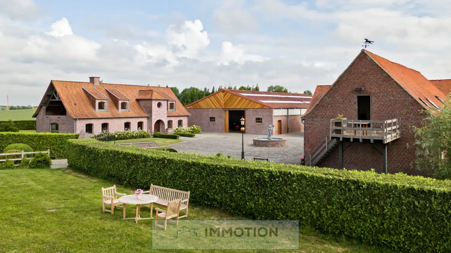 Niké's Hof - Paardenstoeterij met landelijke villa op 3,4 ha foto {{pictureIndex}}