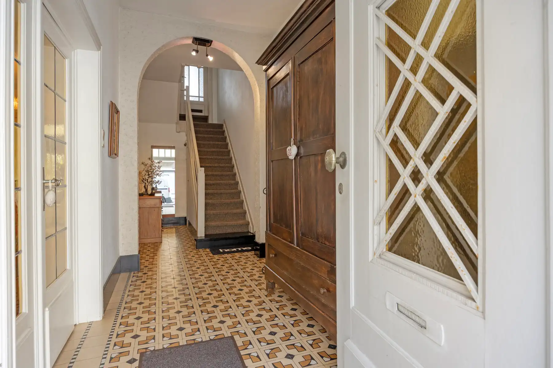 Herenhuis op toplocatie met 4 slaapkamers, garage en tuin! foto 2