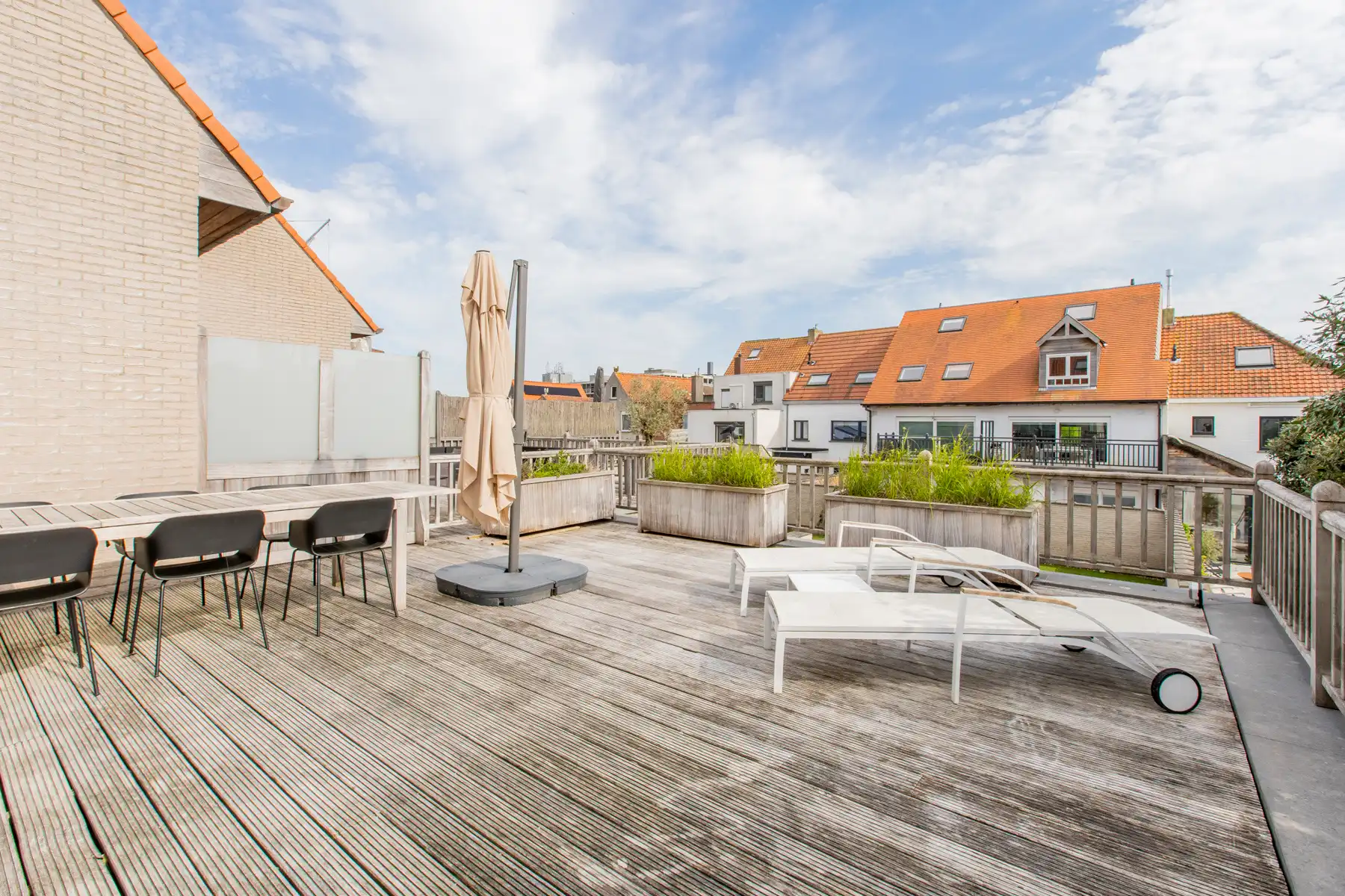 Uitzonderlijk ruim en modern gemeubelde triplex met zonneterras foto 7