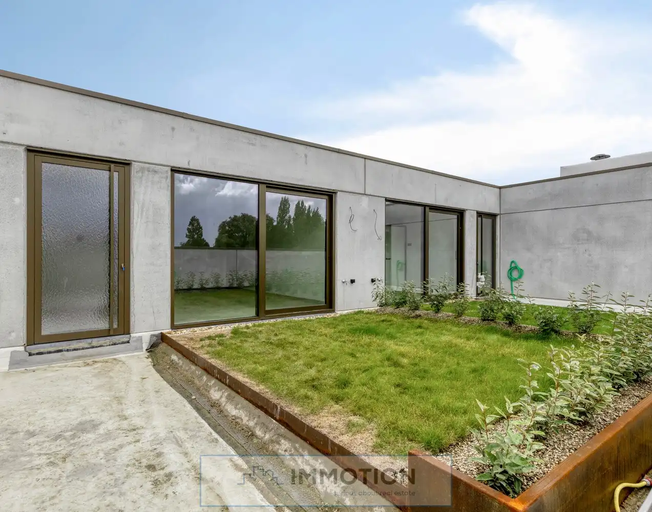 Nieuw 2-slaapkamerappartement met tuin en terras - KORTRIJKSTRAAT 127 ZWEVEGEM foto {{pictureIndex}}