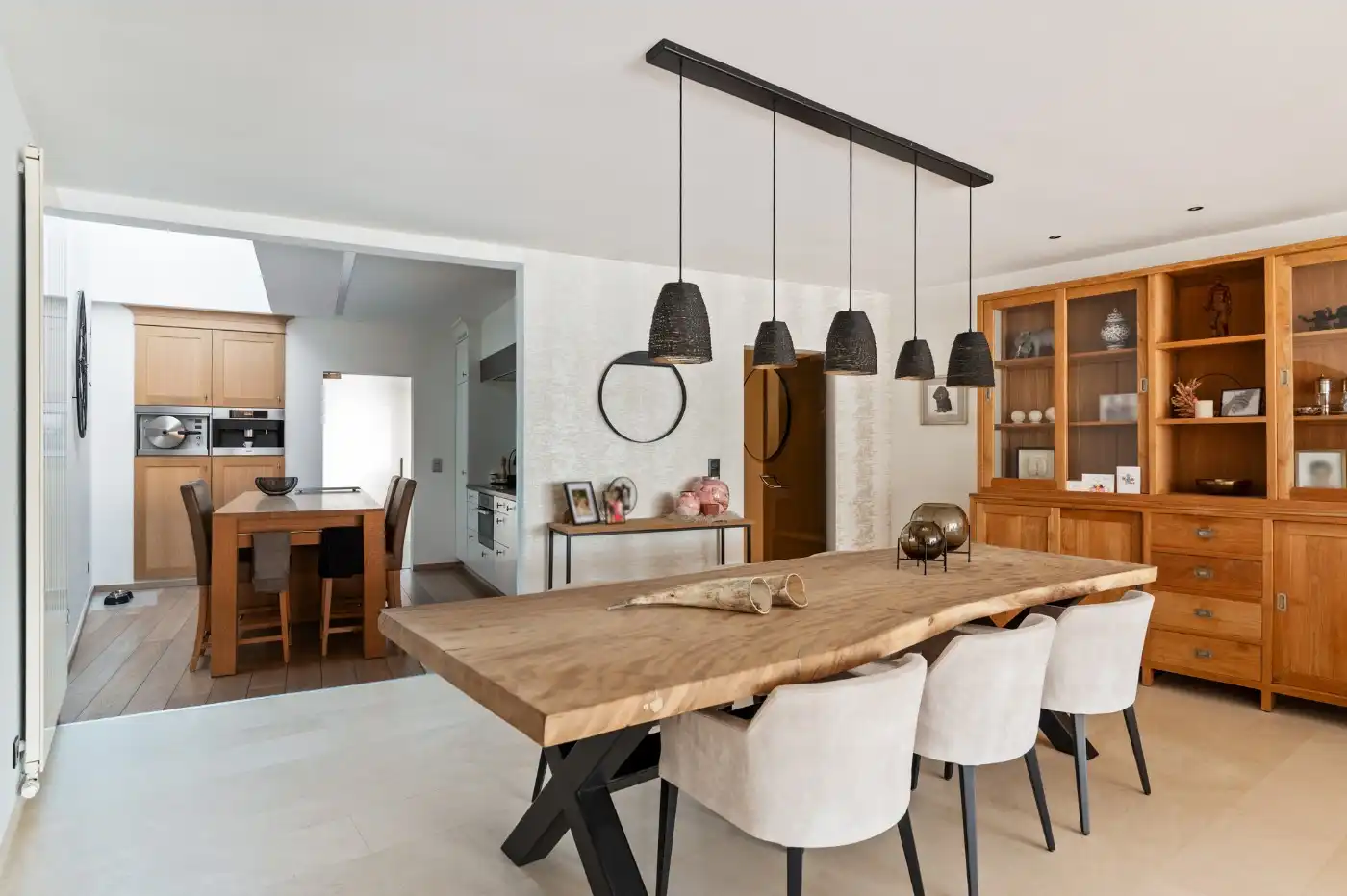 Ruime woning met commerciële ruimte, 2 slpk. en tuin foto 4