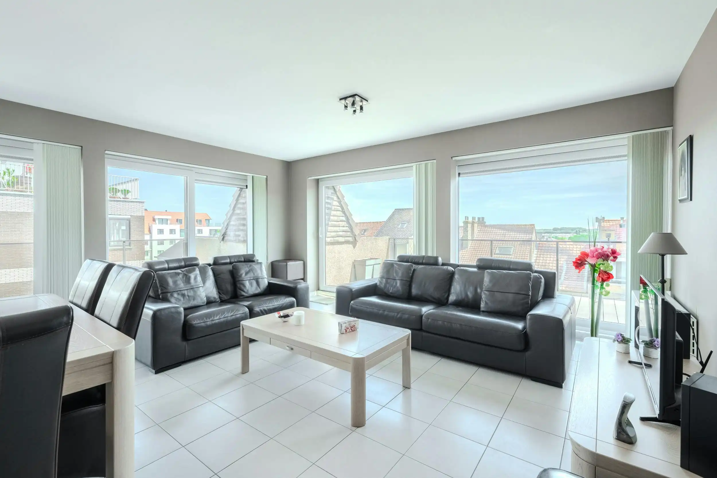 Lichtrijk hoekappartement met grote terrassen te koop op topligging! foto 3