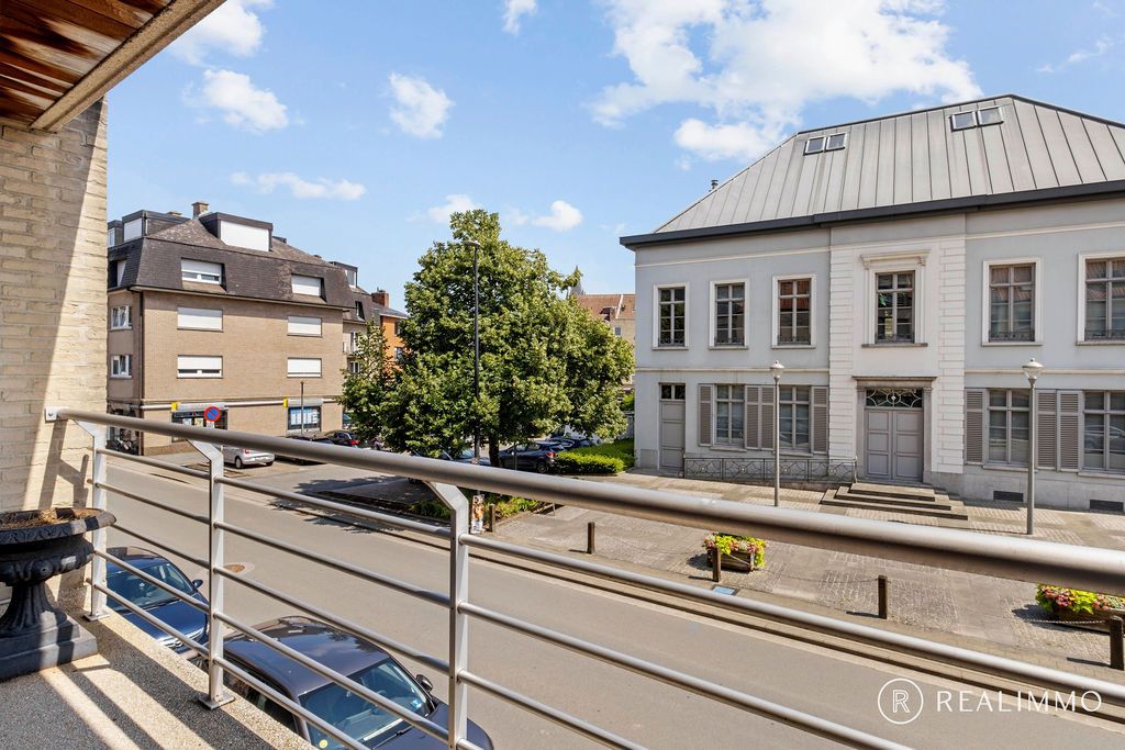 Ruim appartement met garage! foto {{pictureIndex}}