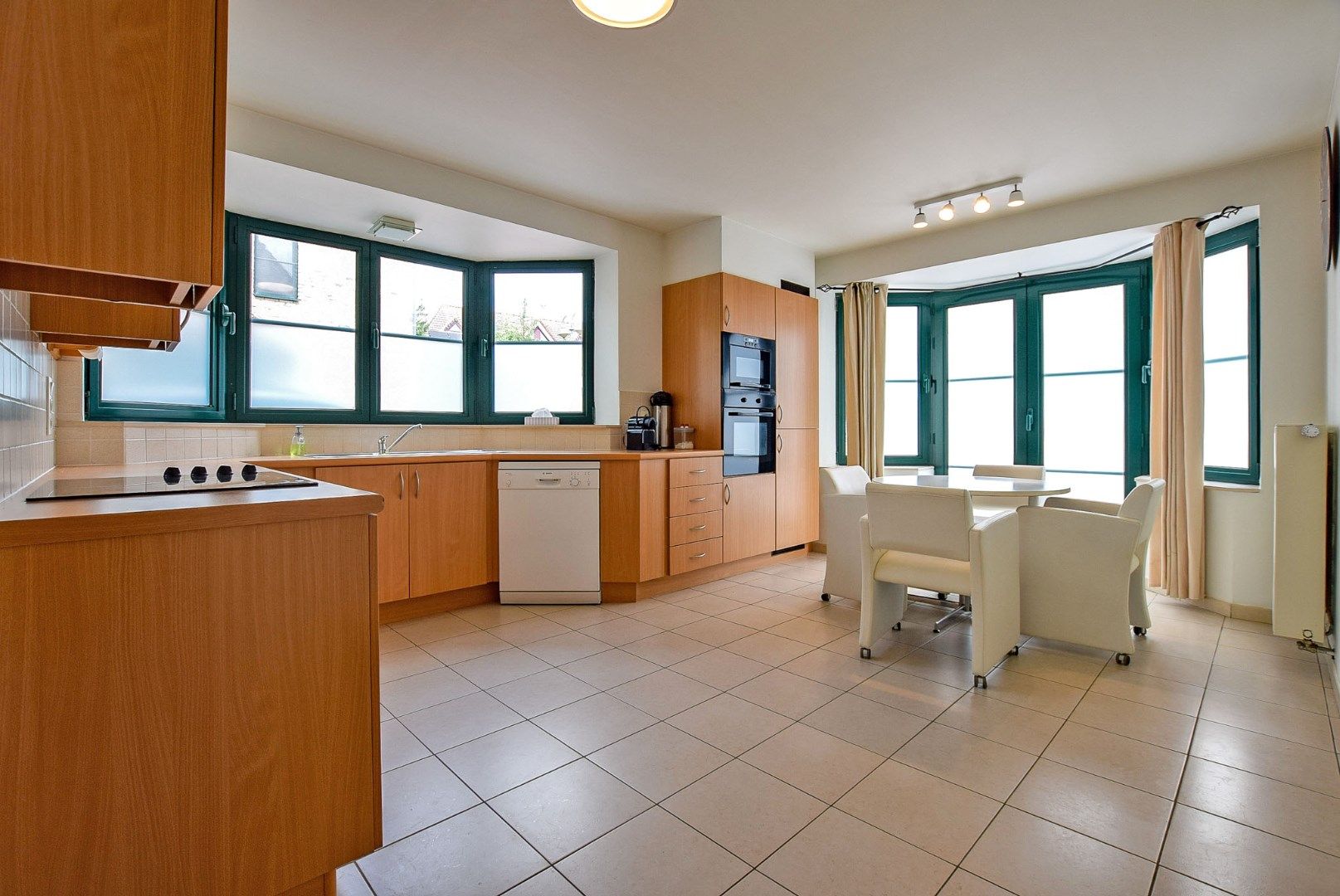 Halfopen bebouwing met 3 slaapkamers en garage te Diksmuide.  foto 3