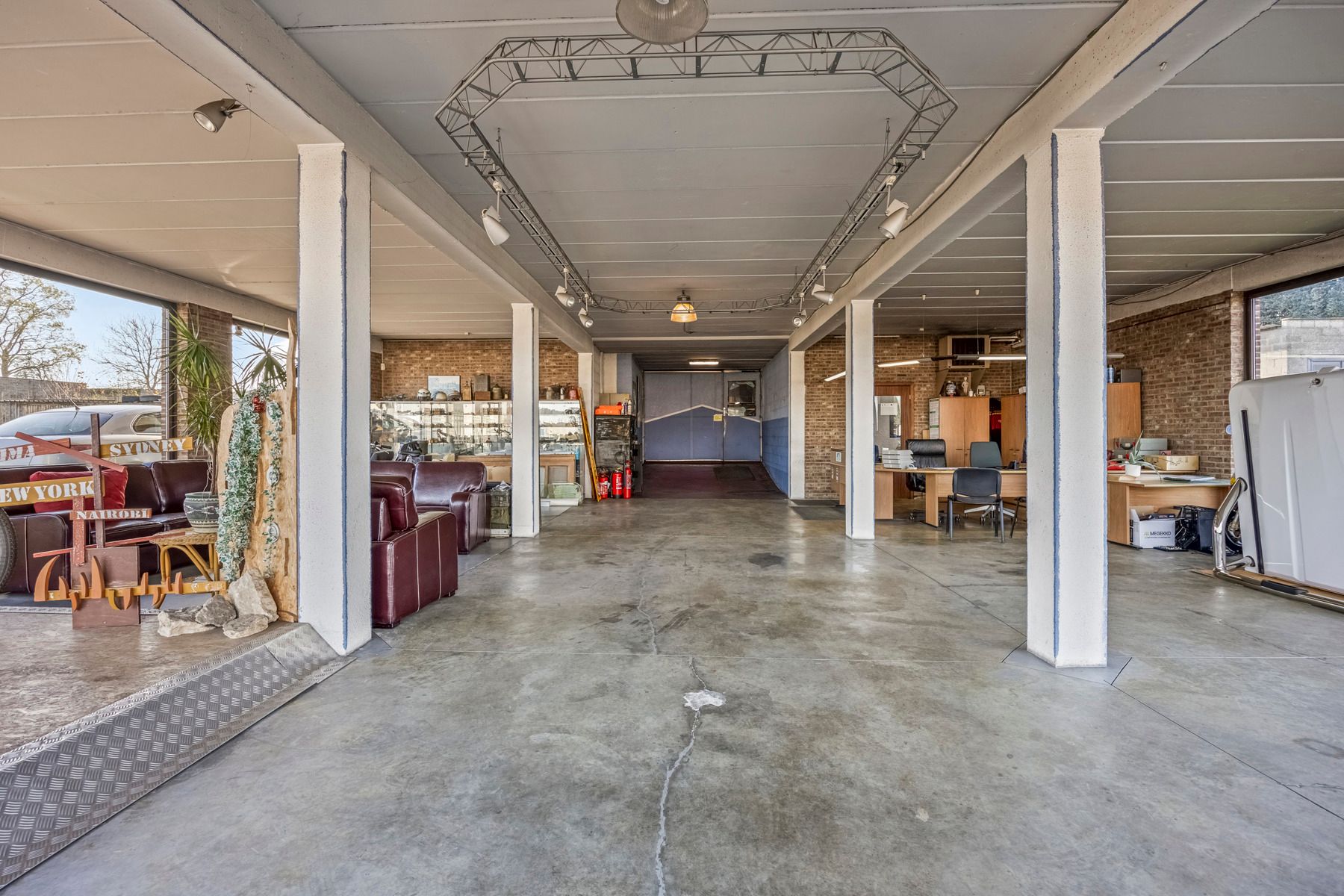 Handelspand met appartement woonst, toonzaal/showroom, atelier/loods en bouwgrond foto 5