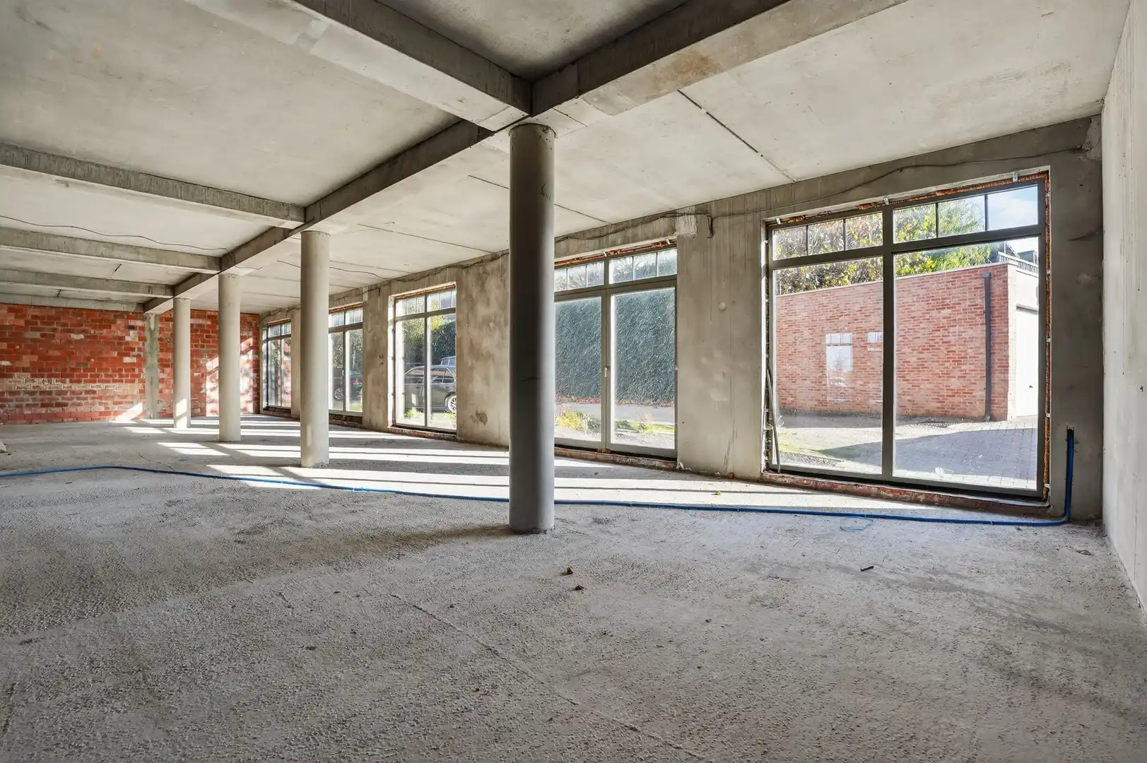 Casco handelsruimte met garage in het centrum van Oostrozebeke! foto 9