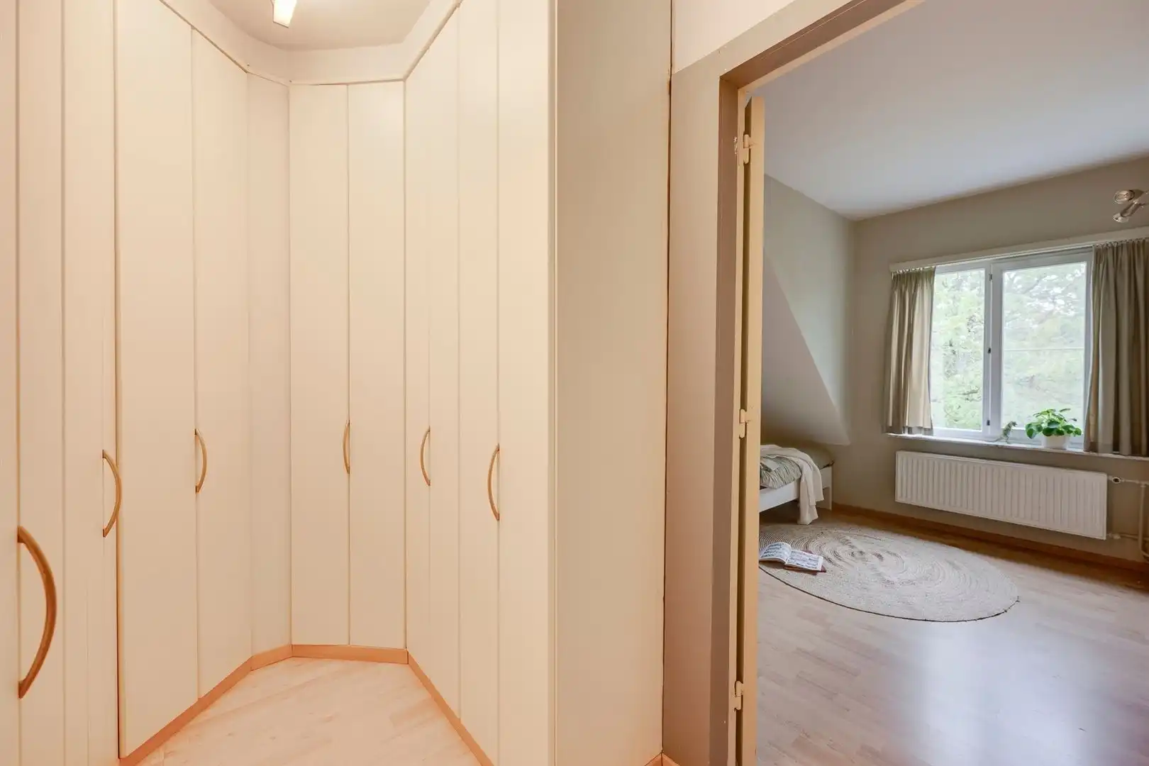 Toffe gezinswoning met 4 slaapkamers, 2 badkamers, garage en tuin foto 18