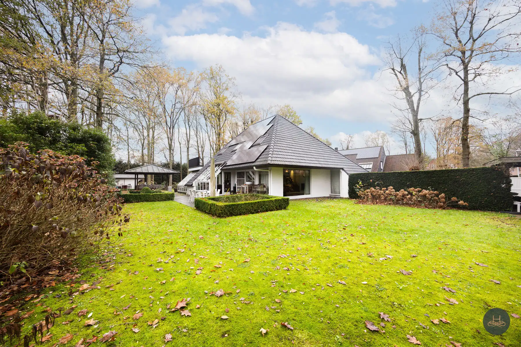 Functionele villa te koop met prachtige bomen op toplocatie foto {{pictureIndex}}