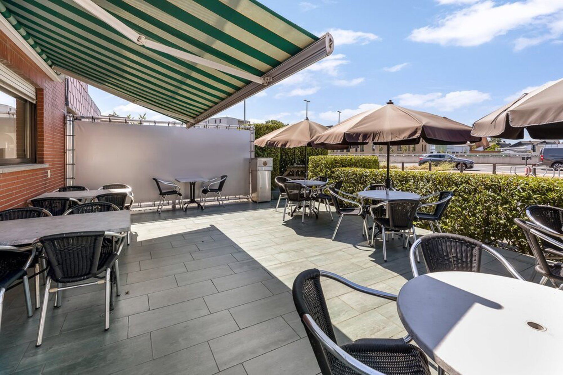 Handelspand met bouwgrond, duplex en parking te koop foto 3