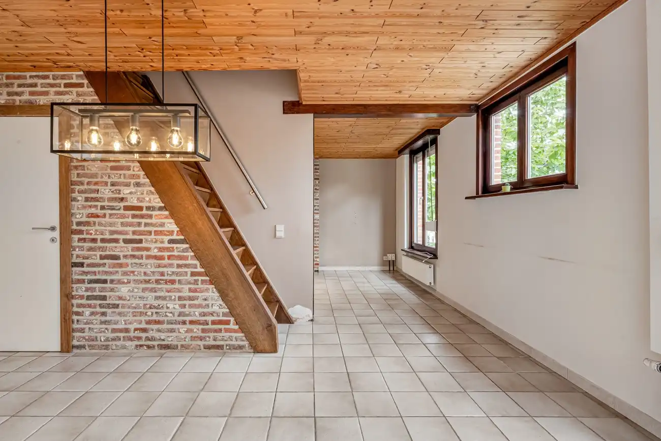 Ideale halfopen starterswoning (met twee autostaanplaatsen vóór de woning) op wandelafstand van het centrum van het vernieuwde Zeveneken! foto 6