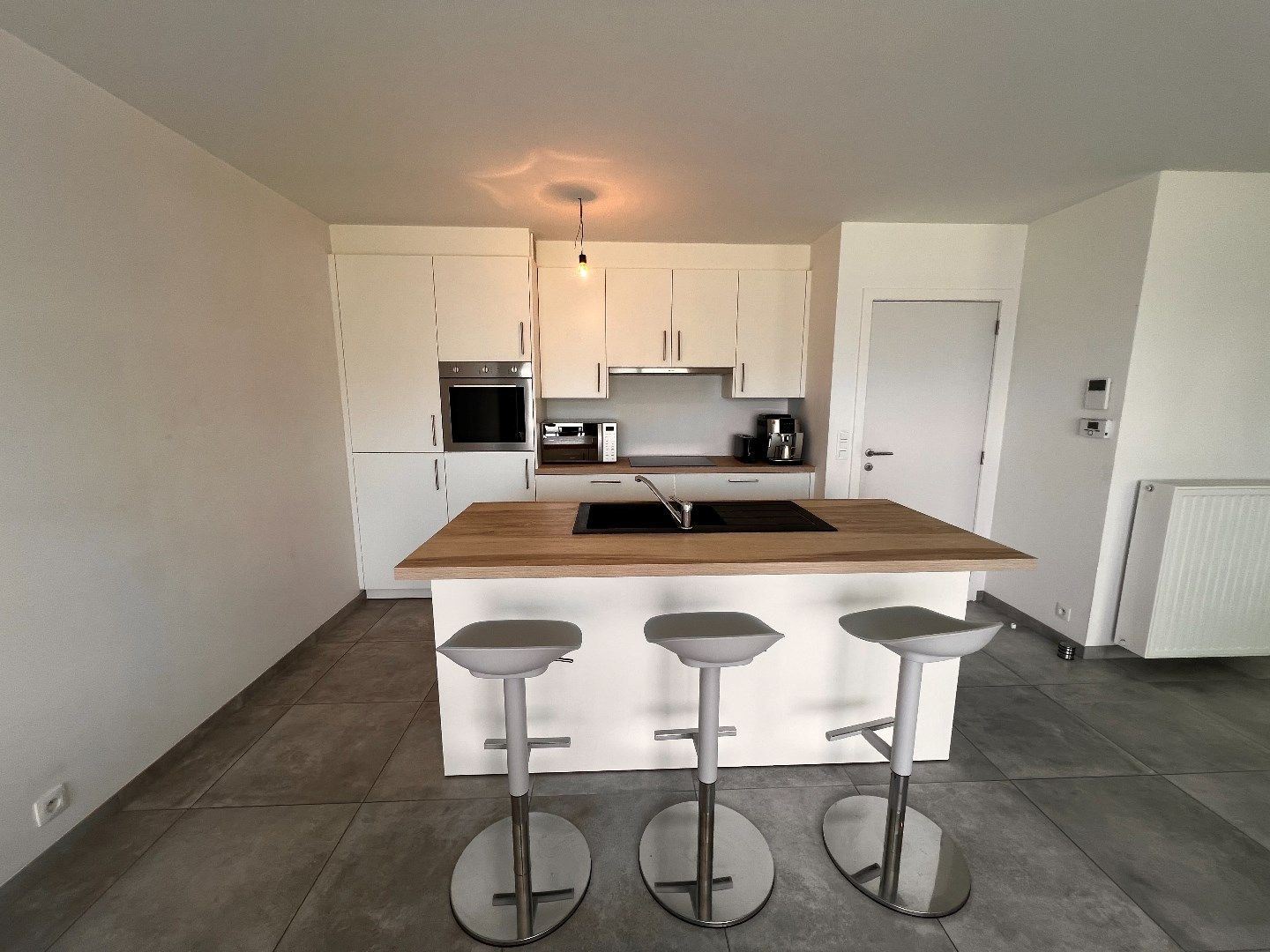 GELIJKVLOERS APPARTEMENT MET 2 SLAAPKAMERS, TERRAS EN GARAGE IN IEPER foto 4