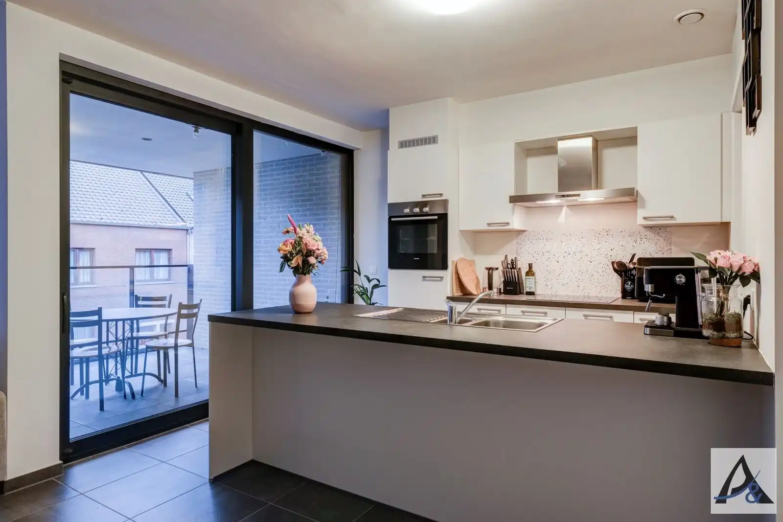 Modern en instapklaar appartement met 2 slaapkamers en zuidgericht terras foto 4