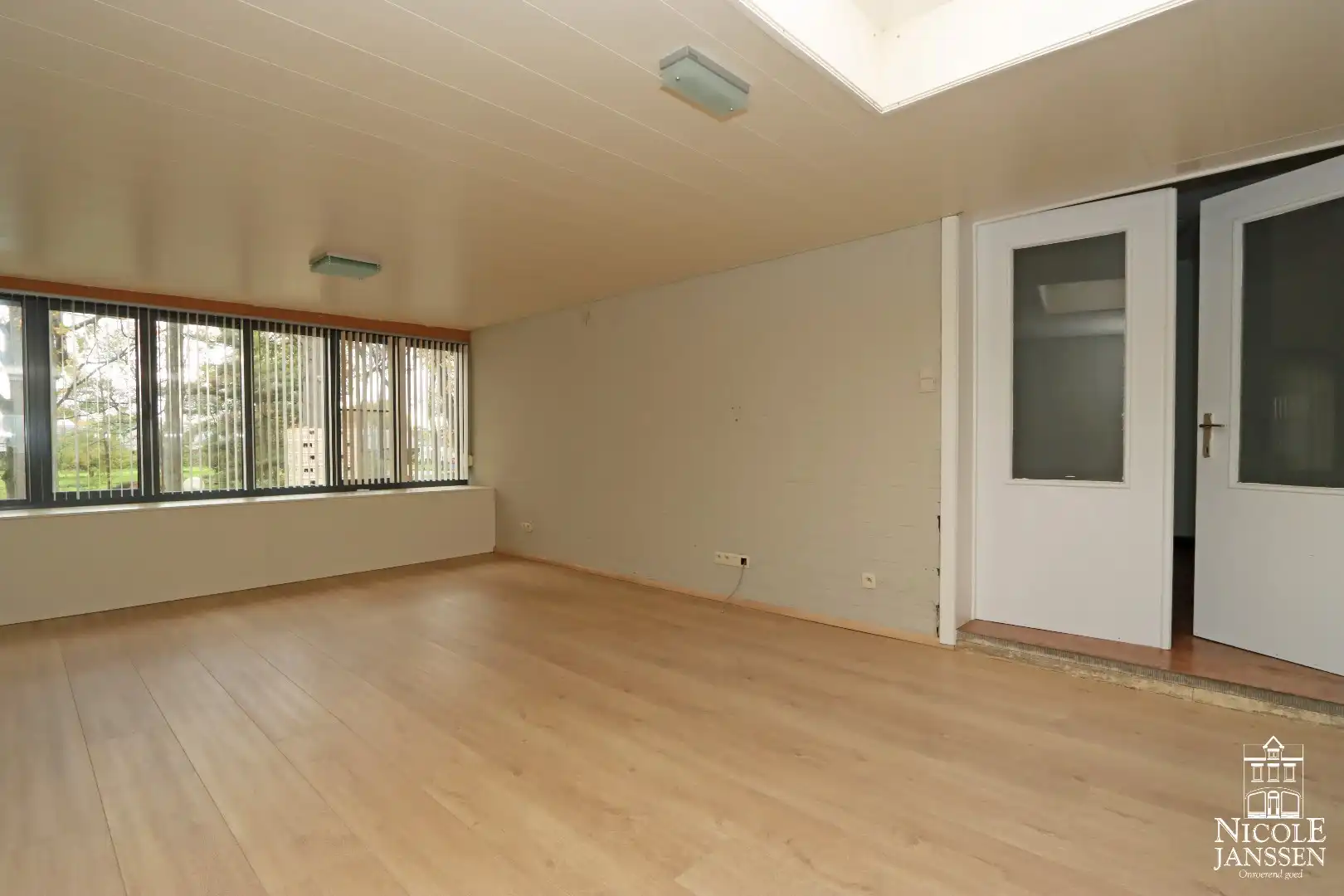 Grote loods en handelspand met bovengelegen woonst net buiten het centrum van Maaseik foto 22