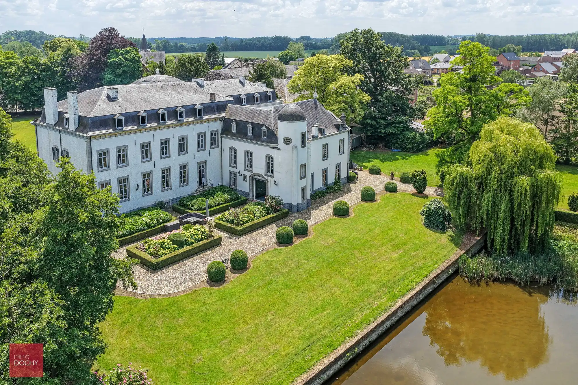 Prachtig gerestaureerd authentiek landhuis te Gors-Opleeuw (gelegen tussen Hasselt en Tongeren) foto {{pictureIndex}}