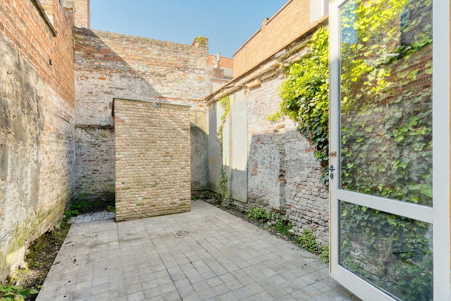 Brugge centrum Totaal gerenoveerde energiezuinige 18é eeuwse  uiterst charmante stadswoning met patio en 3 slaapkamers foto 9