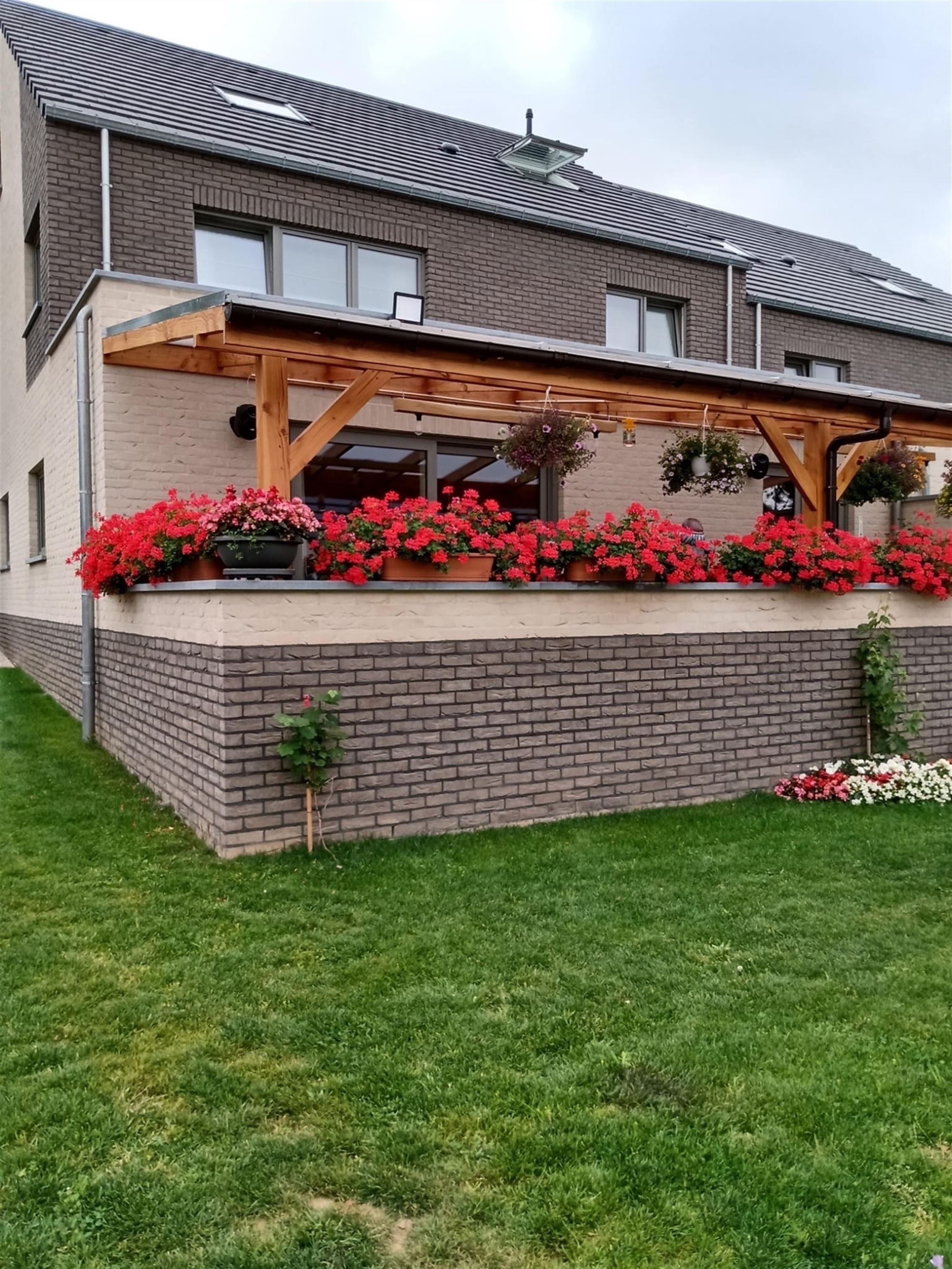 Aangename en recente woning (2022) met mooie tuin foto 14