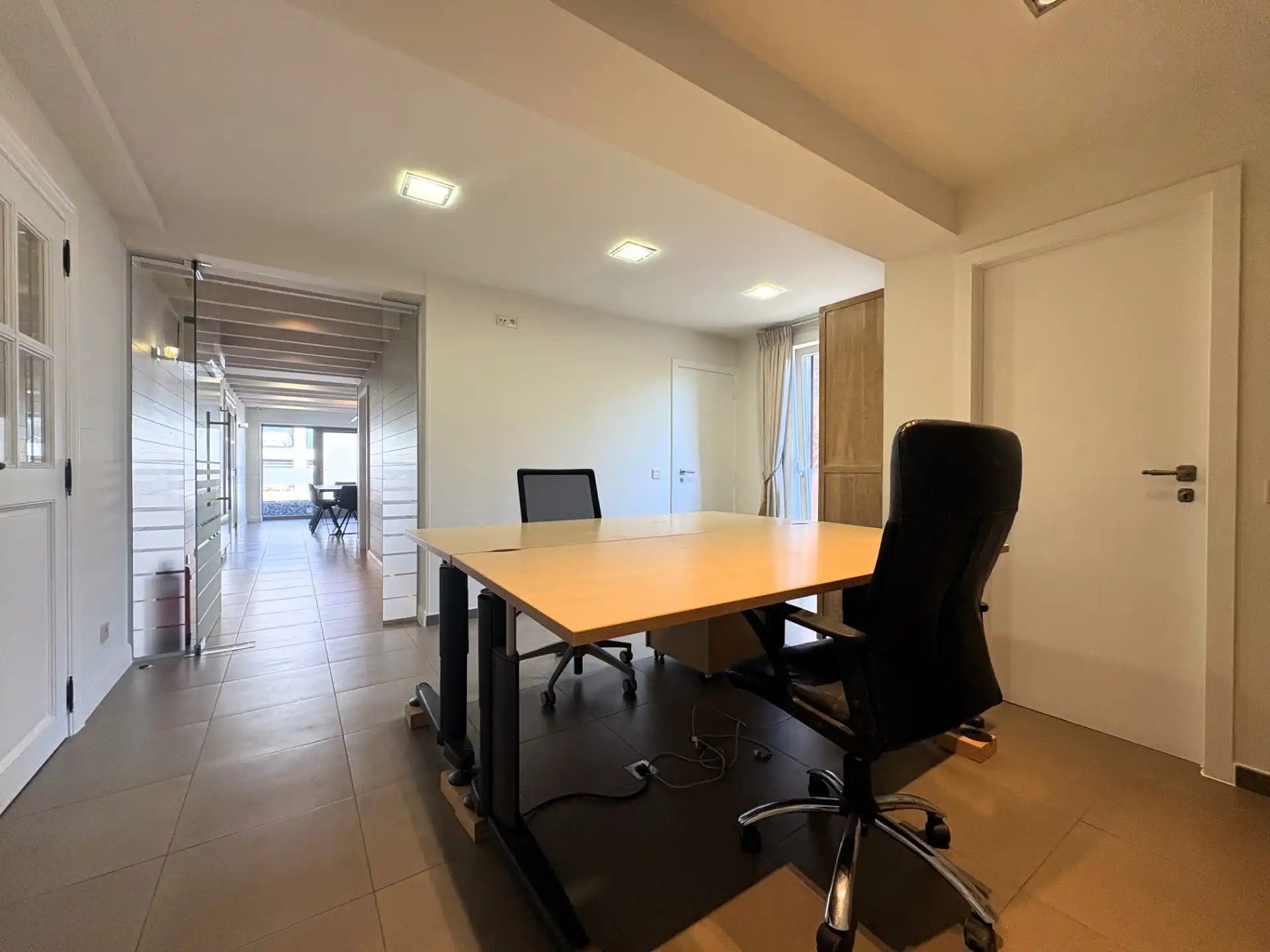 Ruime en veelzijdige handelsruimte met sterke zichtbaarheid in regio Waregem foto 9