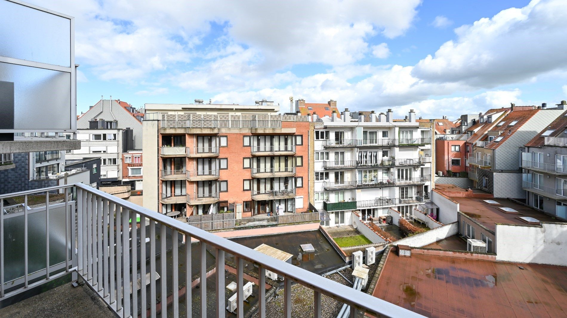 Luxueus afgewerkt appartement, zeer centraal gelegen aan de zonnekant van de Lippenslaan. foto 12